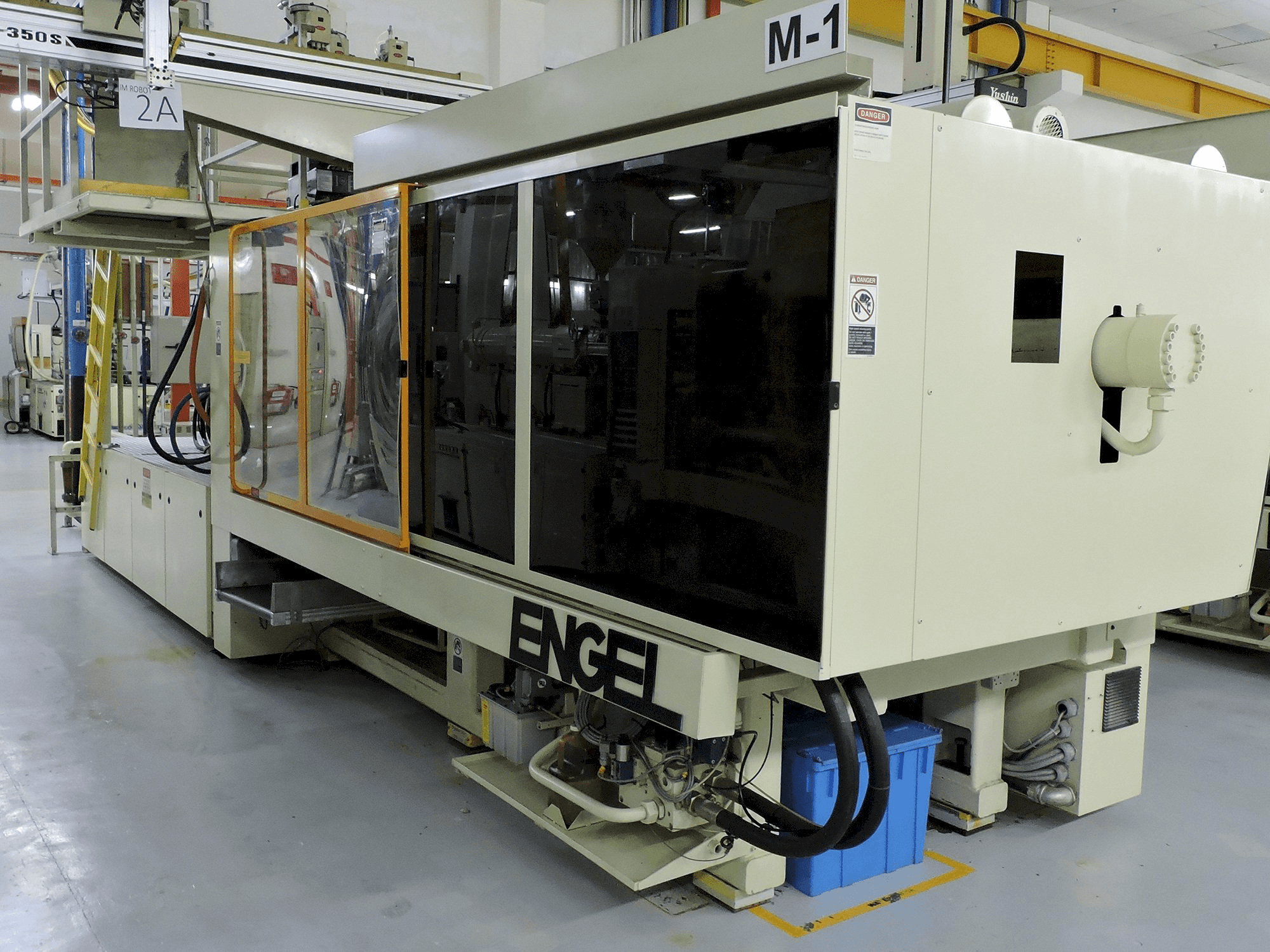 ENGEL-maskinen sedd från högerES 1300 /450