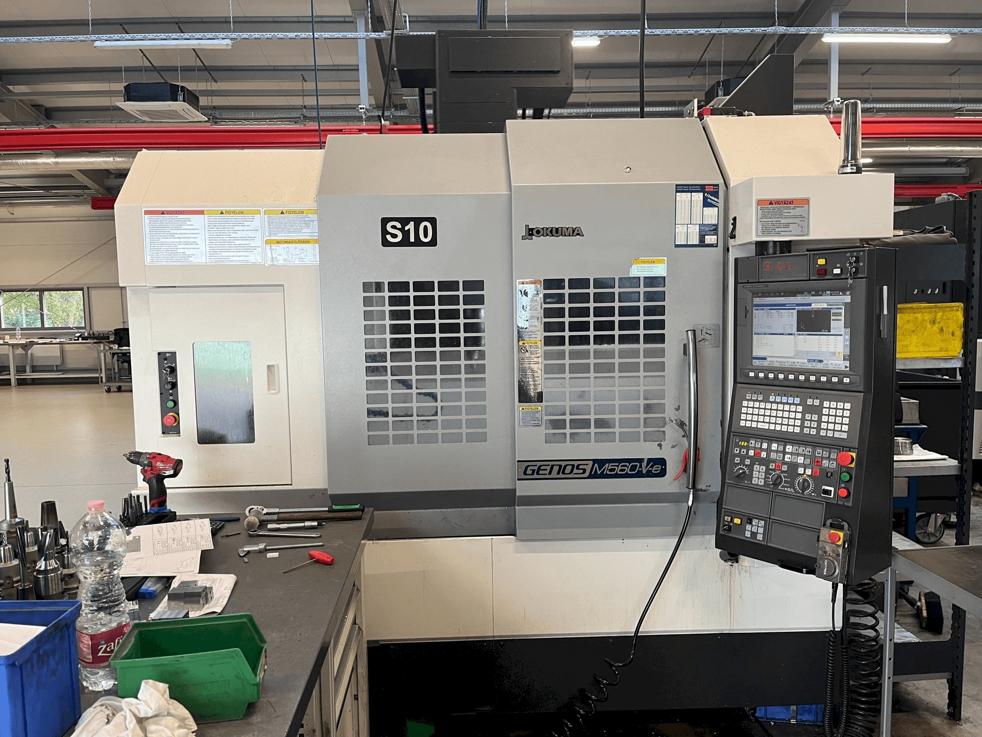 Okuma GENOS M560R-maskinen framifrån