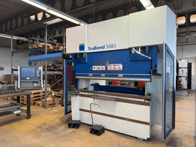 TRUMPF TruBend 5085 kantpress i en verkstad; framifrån med kontrollpanelen och bockningsområdet i bild.
