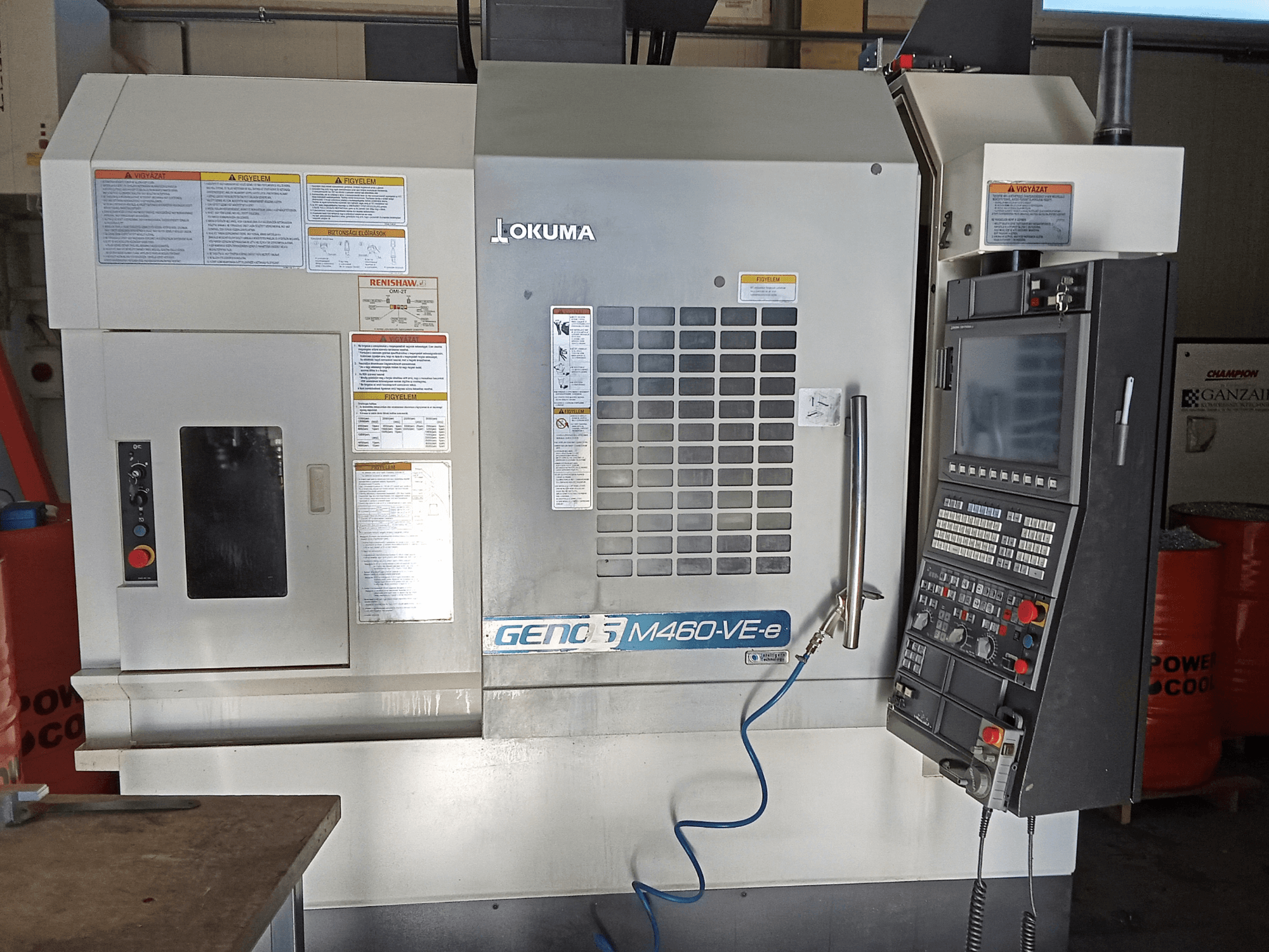 Okuma M460R-VE vertikalt bearbetningscenter, framifrån, visar kontrollpanelen och detaljer i användargränssnittet.