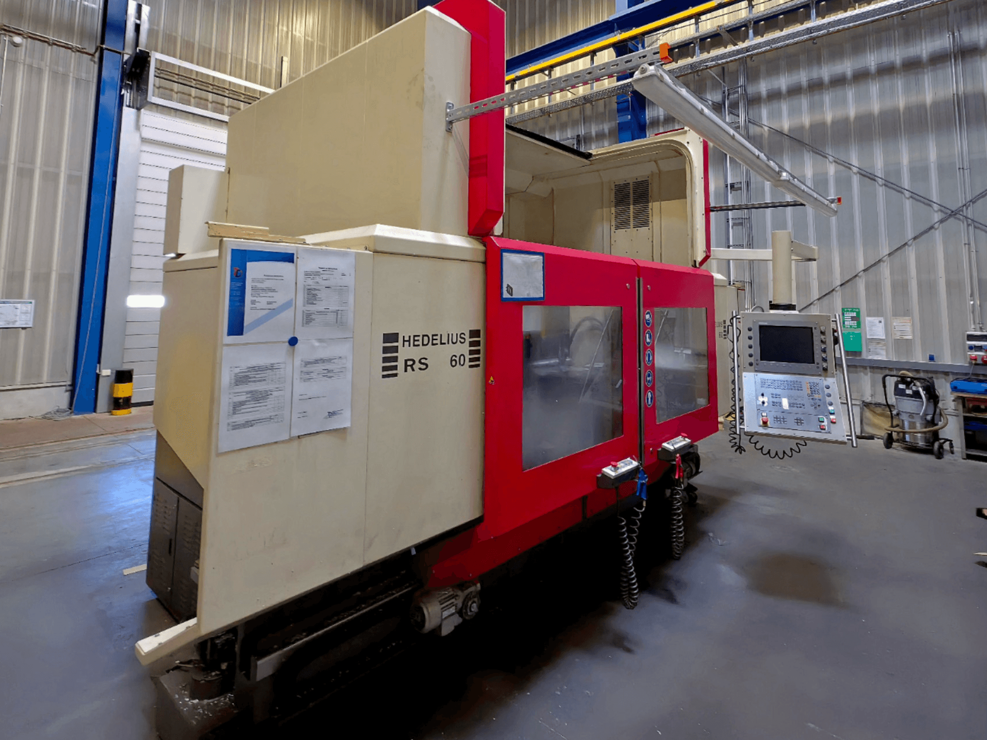 HEDELIUS RS 60 K - 2000 vertikal fleroperationsmaskin, vy från sidan, med kontrollpanel och säkerhetsinstruktioner synliga.