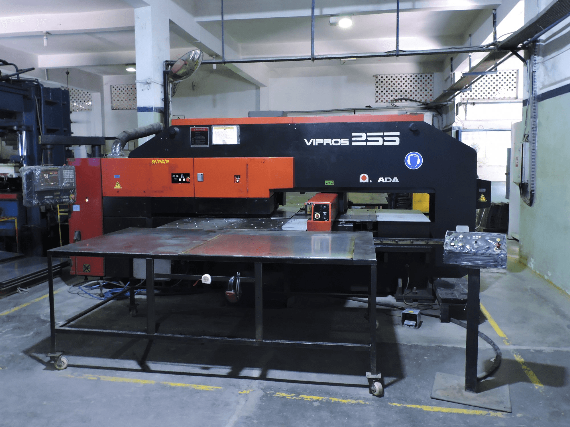 AMADA-maskinen framifrånVipros 255