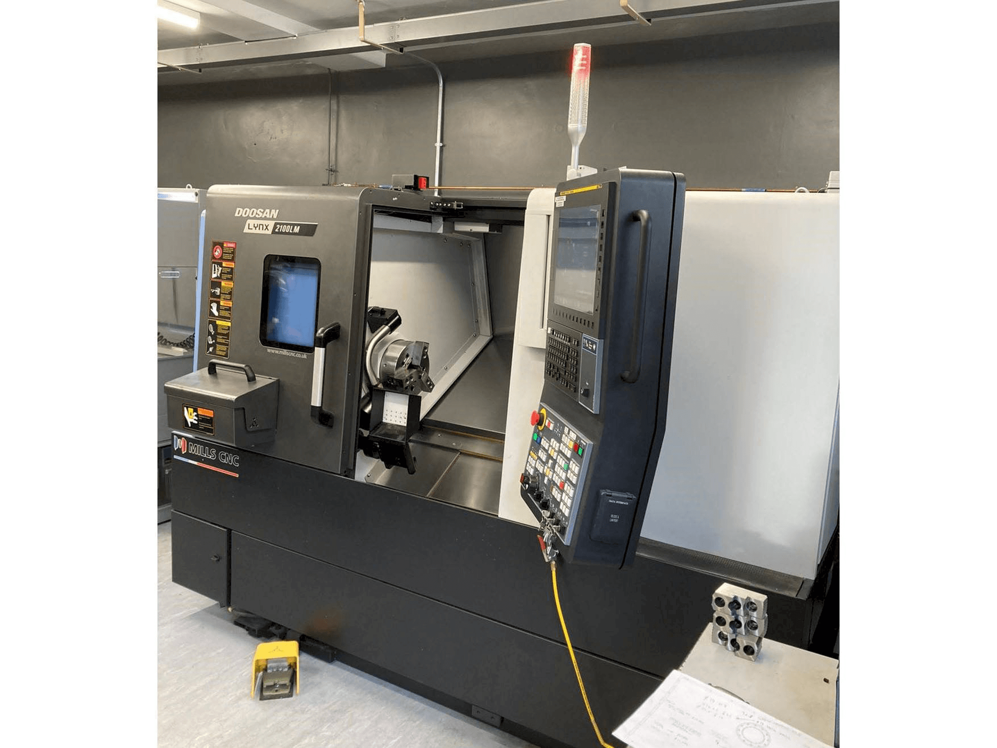 Doosan Lynx 2100 LMB-maskinen framifrån