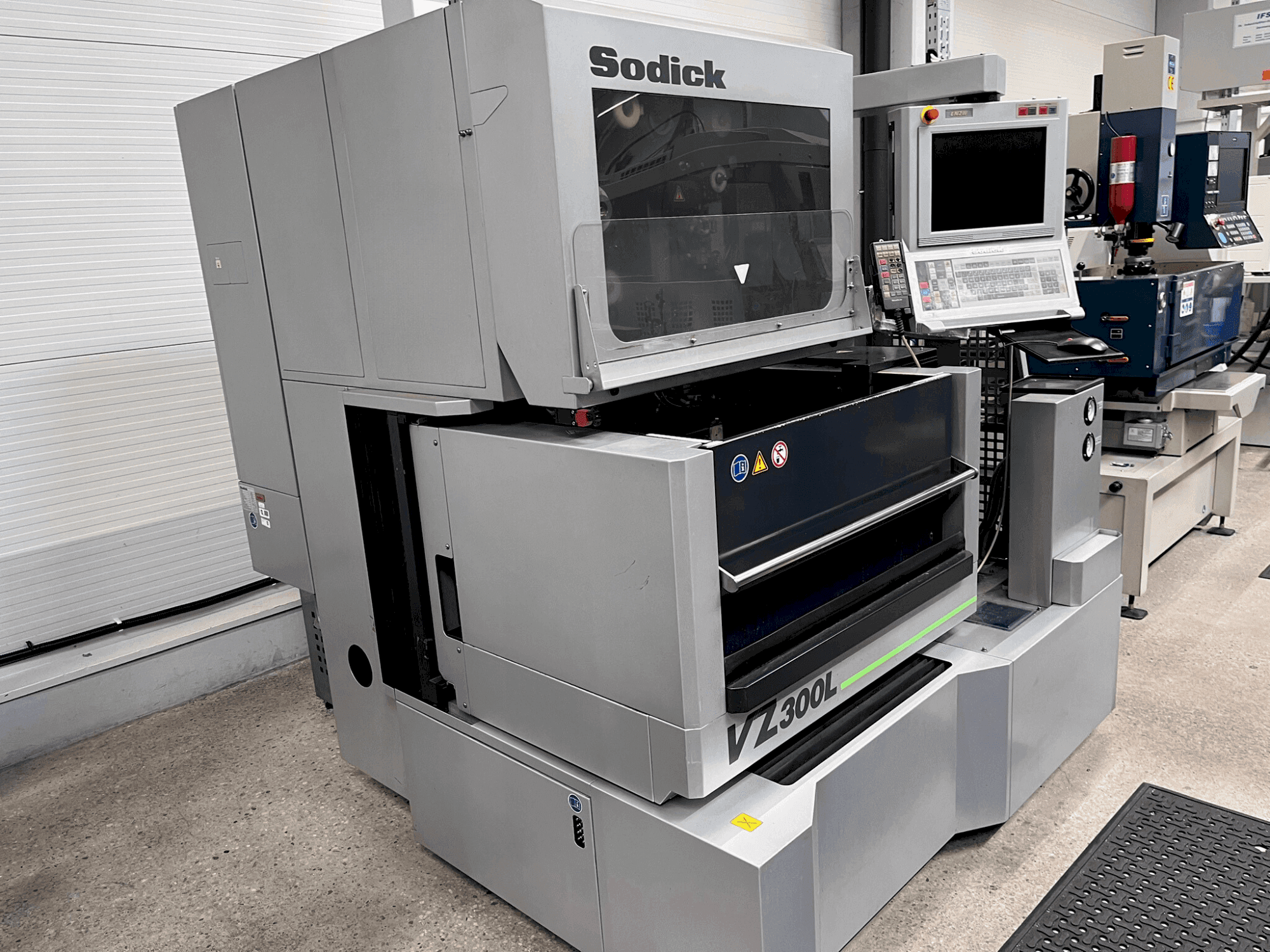 Sodick VZ 300L-maskinen sedd från vänster sida