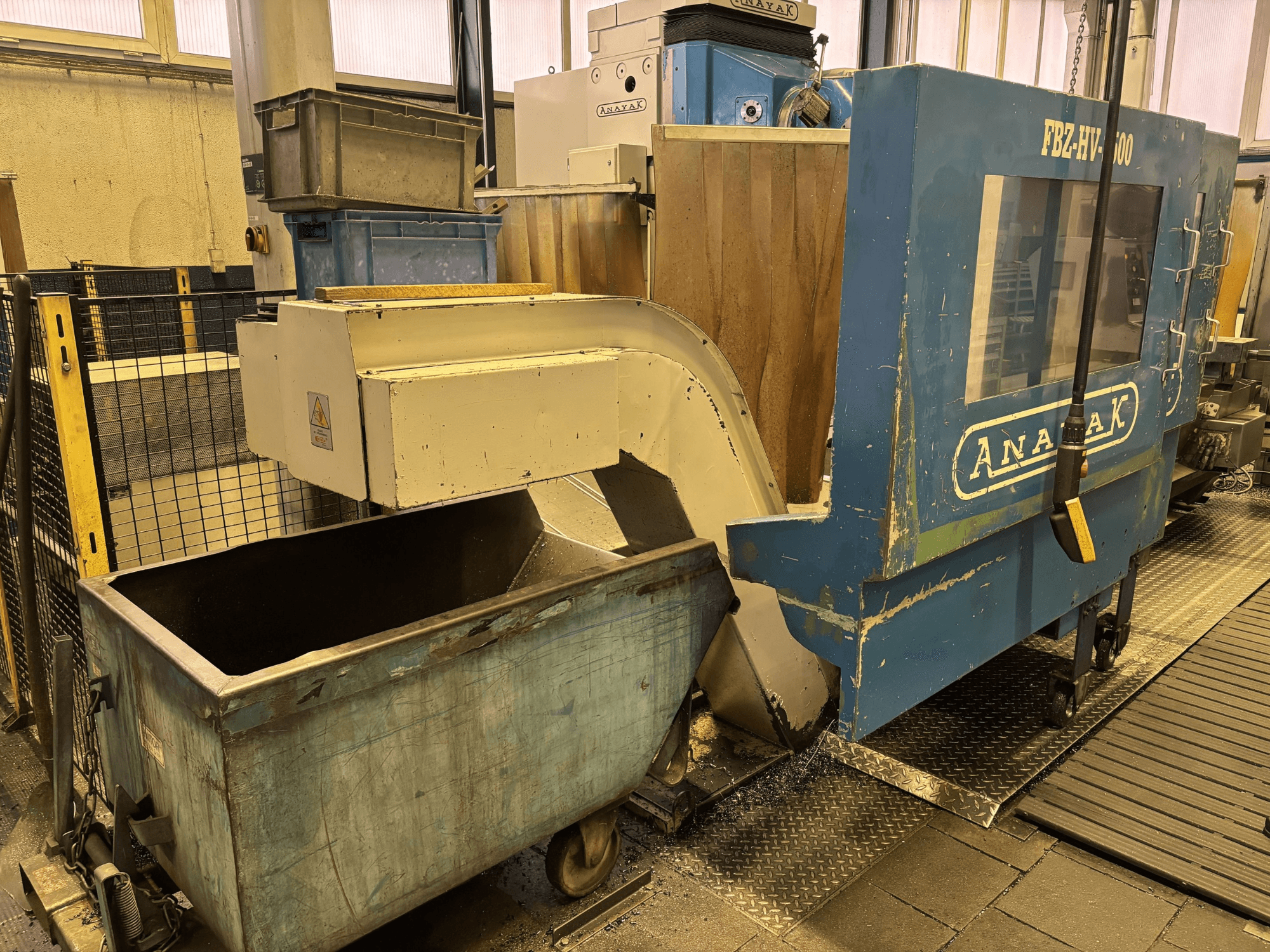 Bäddfräsmaskin ANAYAK FBZ-HV-2500 i en verkstad, framifrån med kontrollpanel och tillbehörsfack.