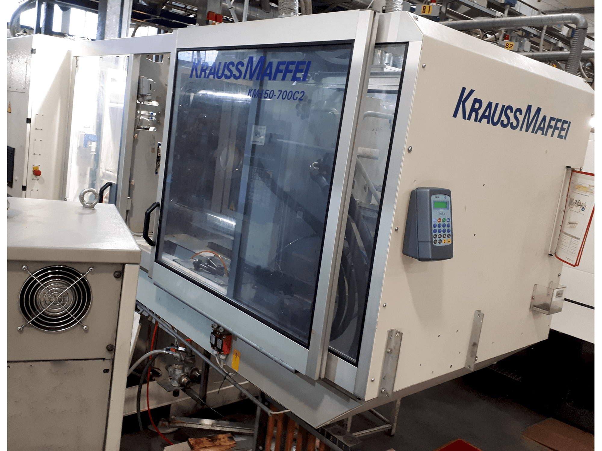Krauss Maffei-maskinen sedd från högerC2 150-700