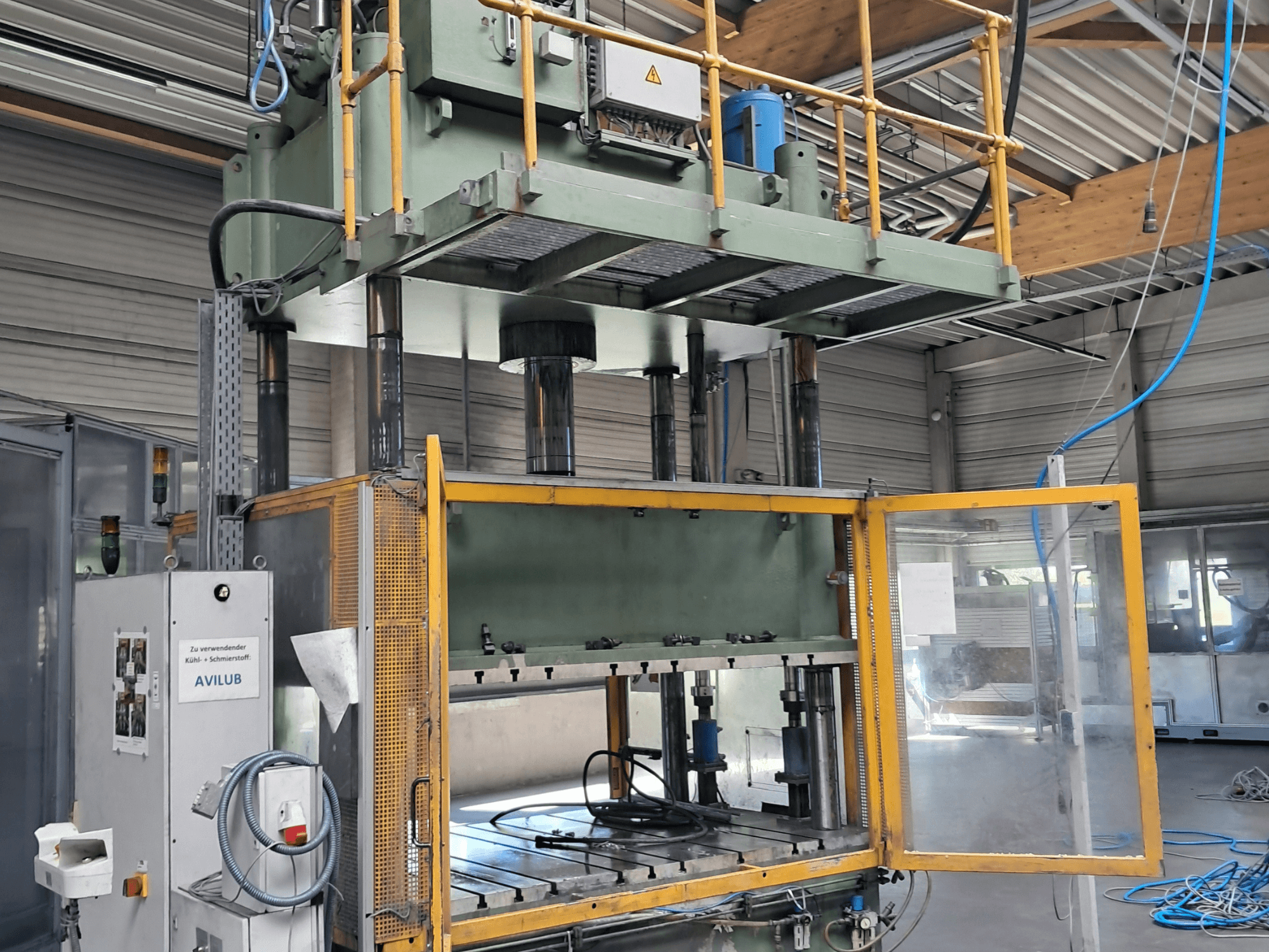 Metallpress HS 4 160 från Other, framifrån, med öppen lucka, där hydraulcylindrarna och kontrollpanelen syns.