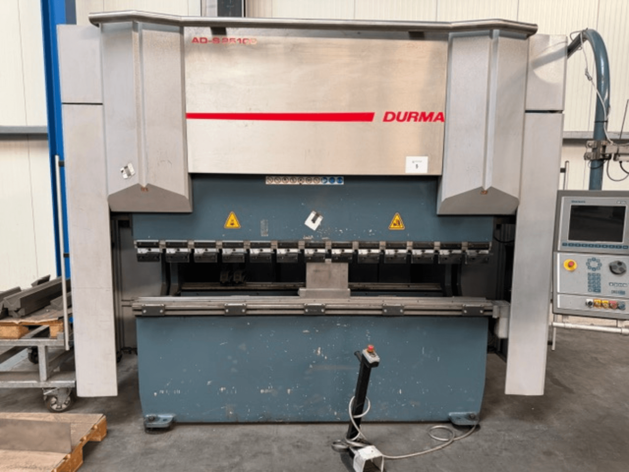 Durma ADS 25100 kantpress, framifrån sett med kontrollpanel, där bockverktyg och säkerhetsmärkningar syns.