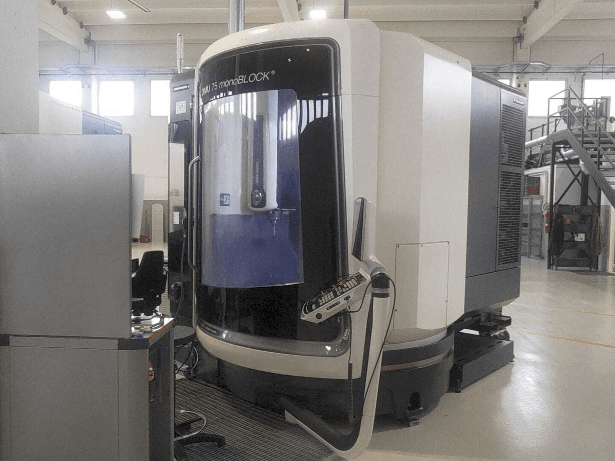 DMG MORI DMU 75 monoBLOCK-maskinen framifrån