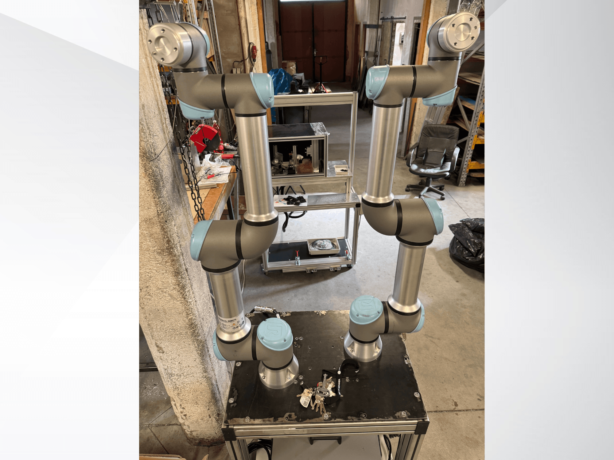 Robotarmen UR5e från Universal Robots visad i ovanifrånperspektiv, med en flerledad aluminiumkonstruktion och gråblå leder.