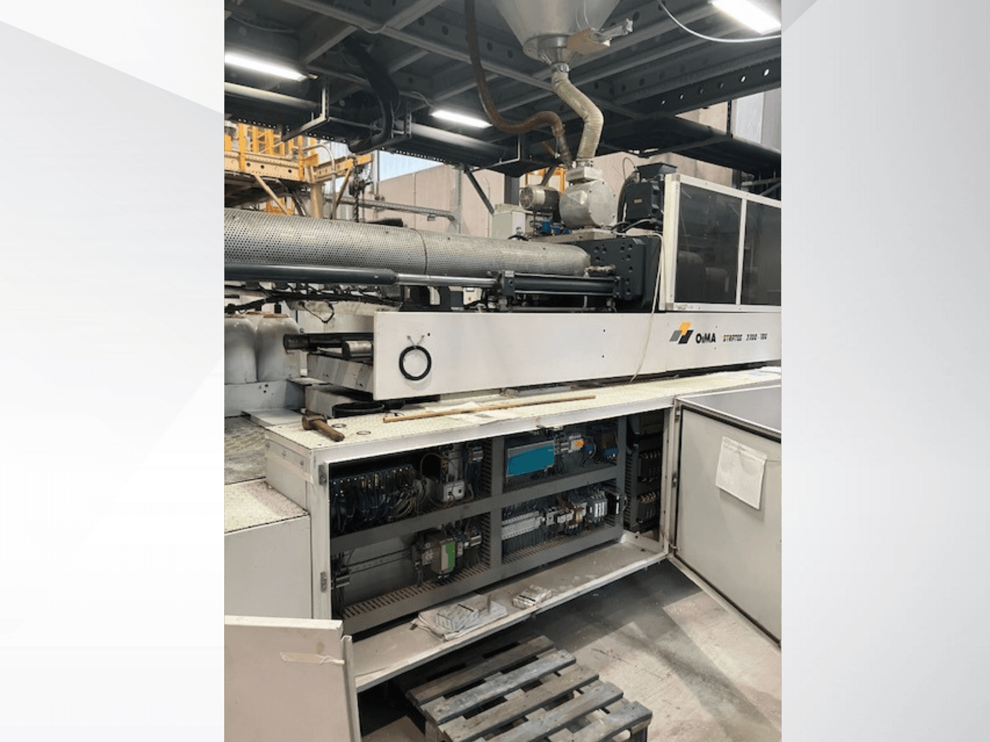 Framsida av OMA Extruder 3500, som visar operativa delar, kontrollpanel och kabeldragningsdetaljer. Tunga maskiner i industriell miljö.