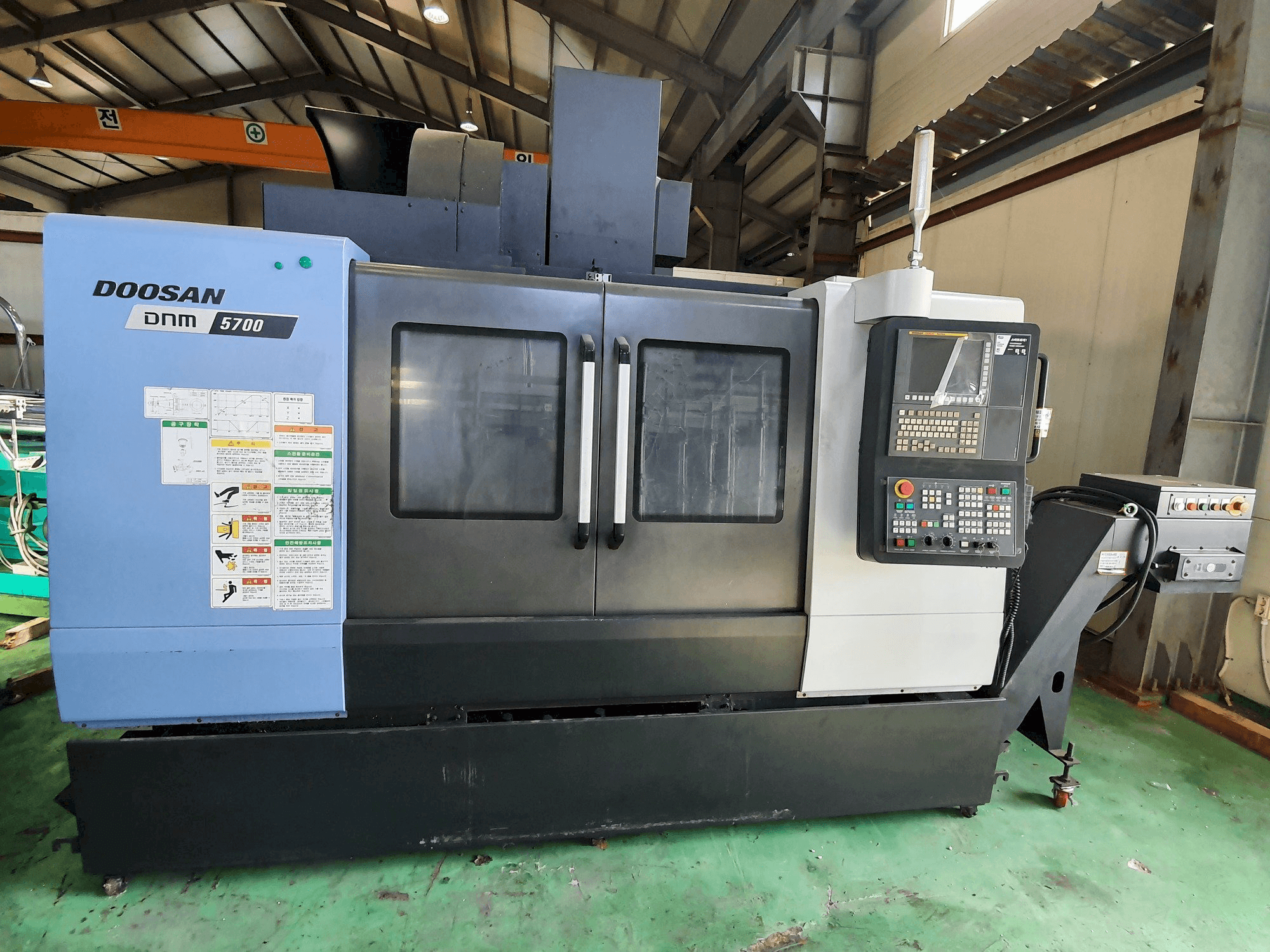 Doosan DNM5700-maskinen framifrån