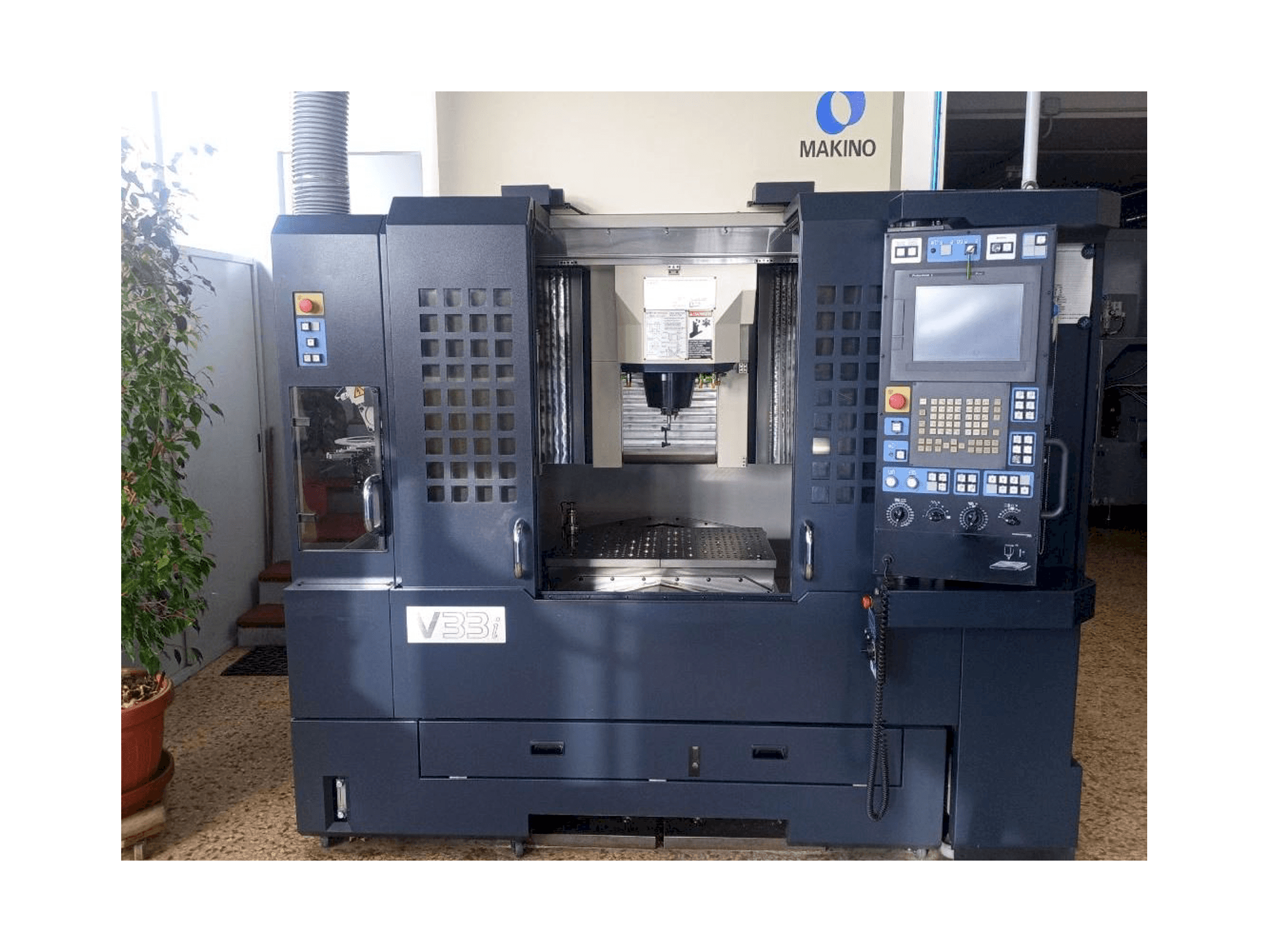 Makino V33i A15F-maskinen framifrån