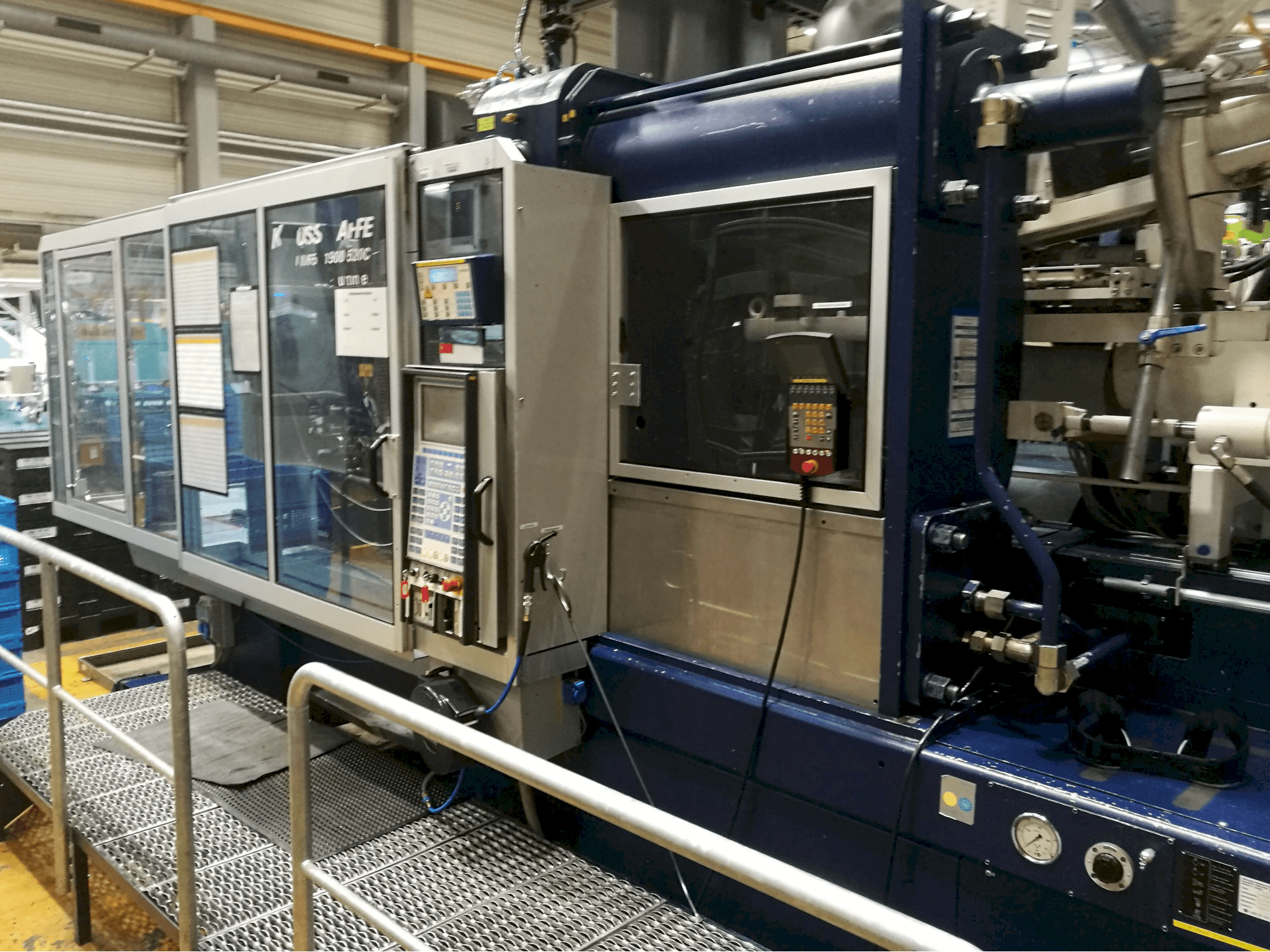 Krauss Maffei-maskinen sedd från höger650-1900-520 CZ