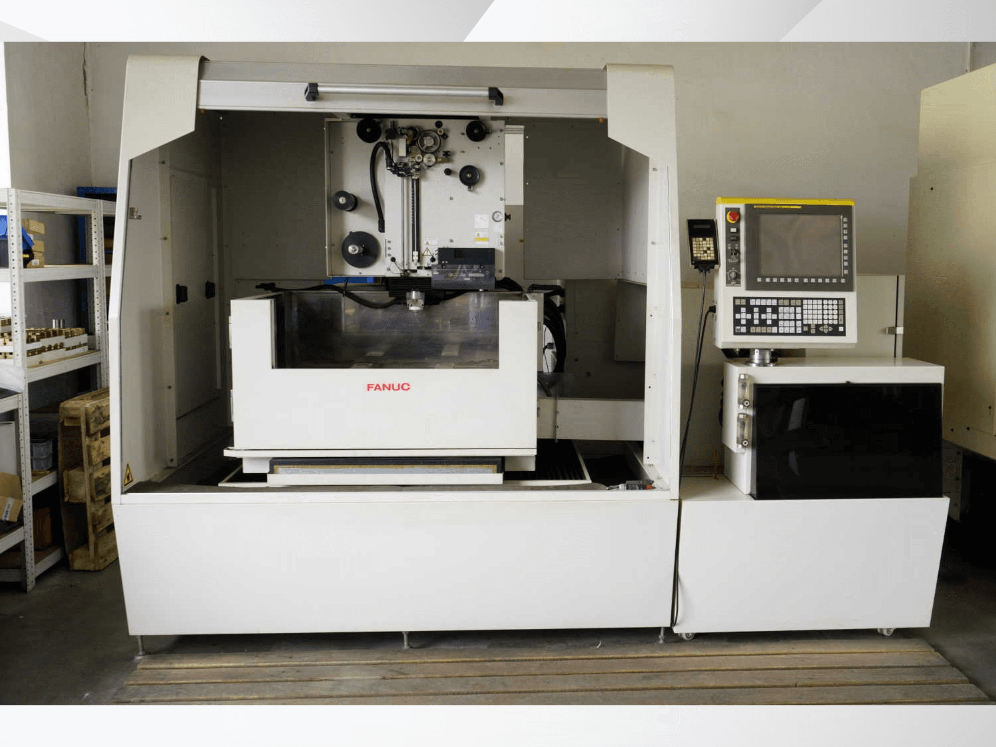 FANUC ROBOCUT alpha-1iD trådgnistmaskin, framifrån med kontrollpanelen och arbetsområdets funktioner i fokus.