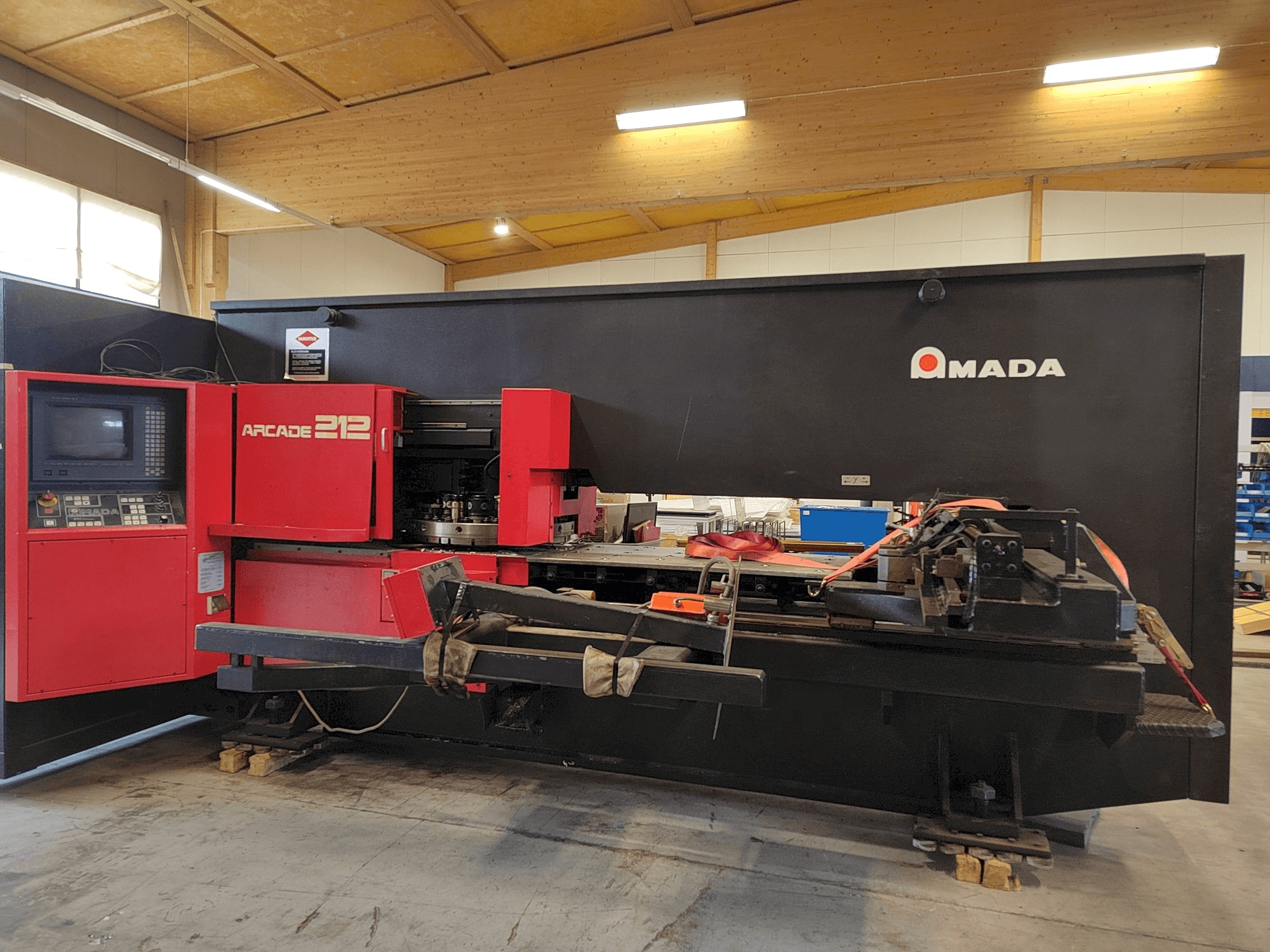 AMADA Arcade 212-maskinen framifrån