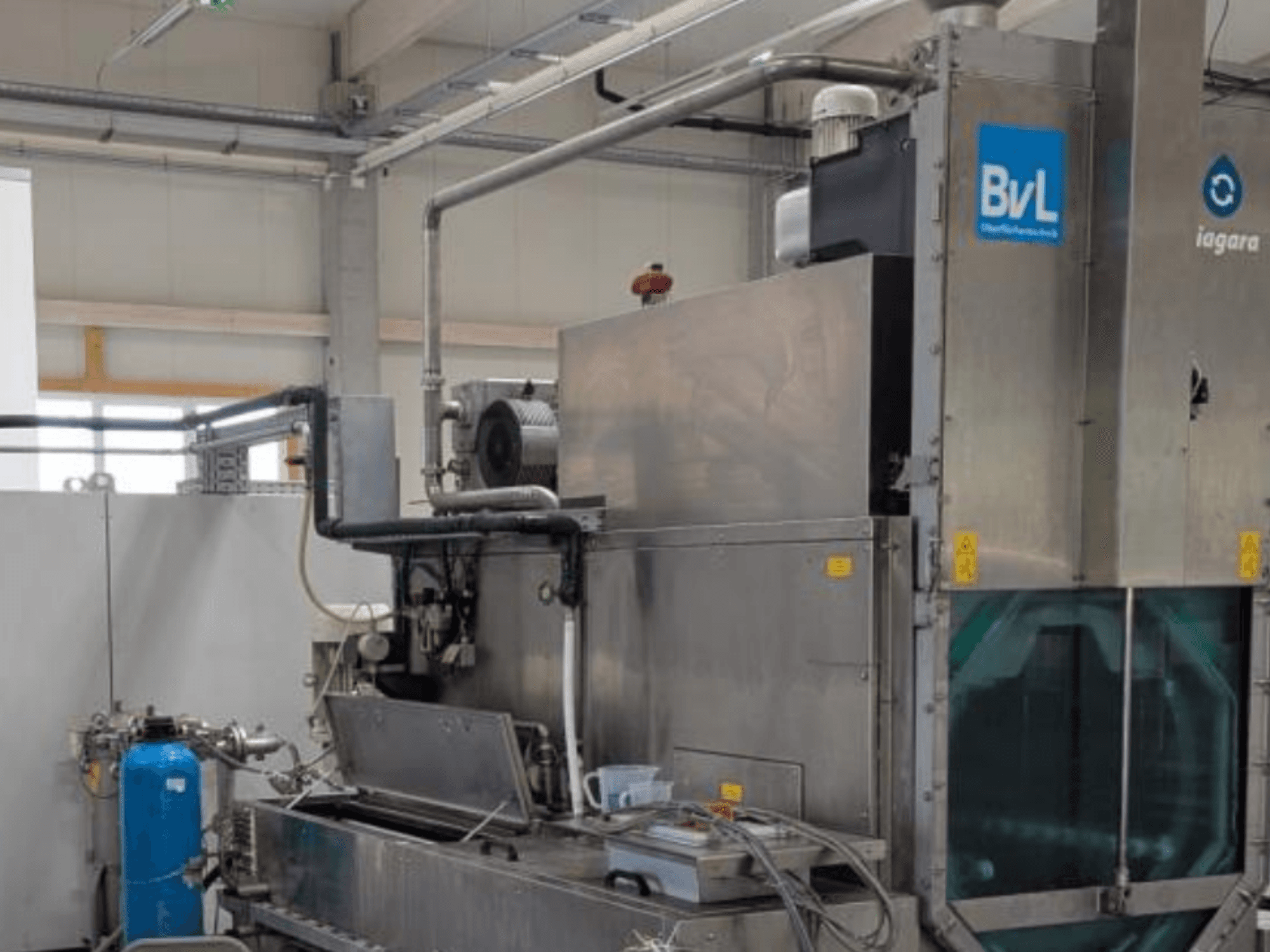 En BvL Niagara DFS 800-2T-verktygsmaskin i en fabriksmiljö, sett från sidan, där metallkonstruktionen och de anslutna slangarna syns tydligt.