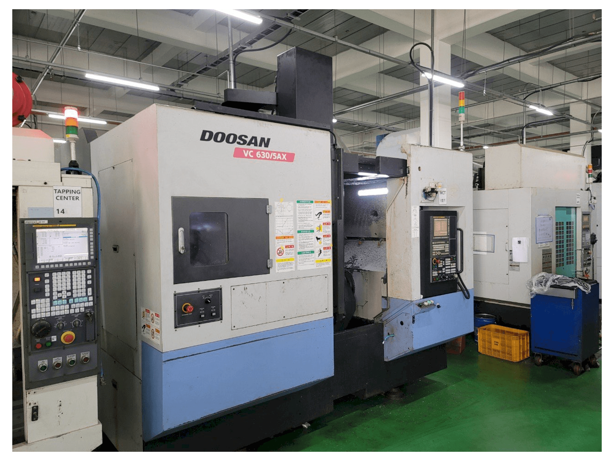 Doosan VC 630/5AX-maskinen framifrån