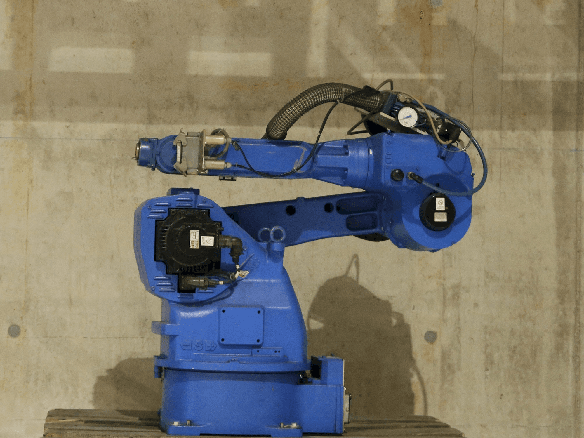 Yaskawa Motoman UP20-maskinen sedd från vänster