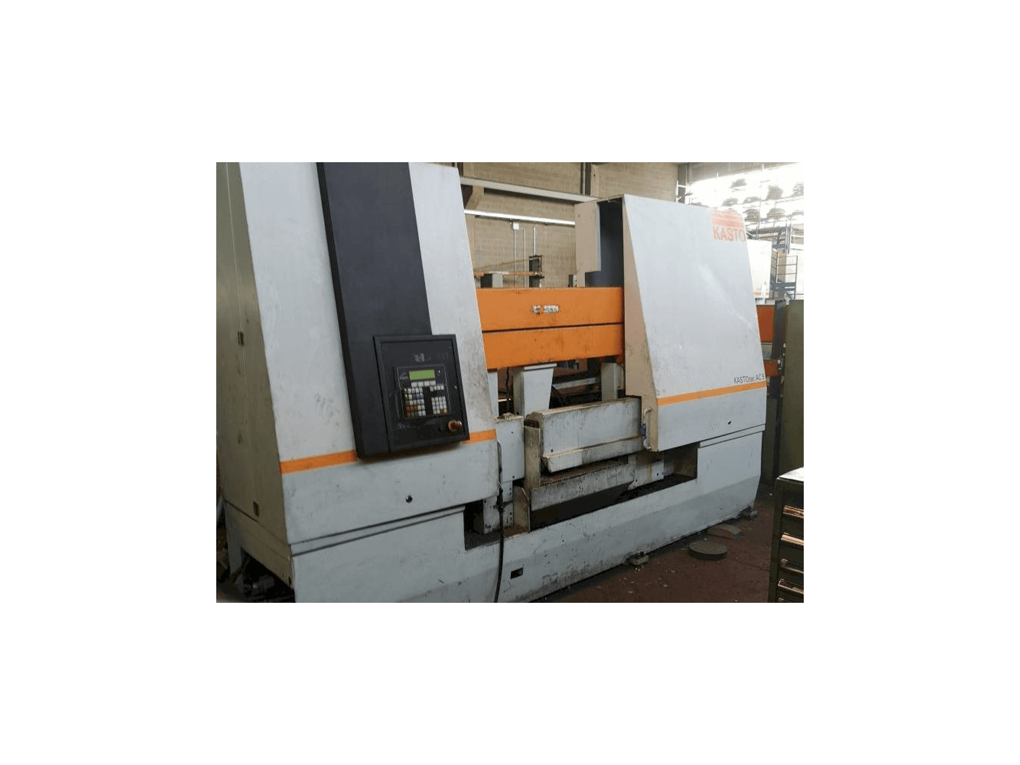KASTO AC5-maskinen sedd från vänster sida