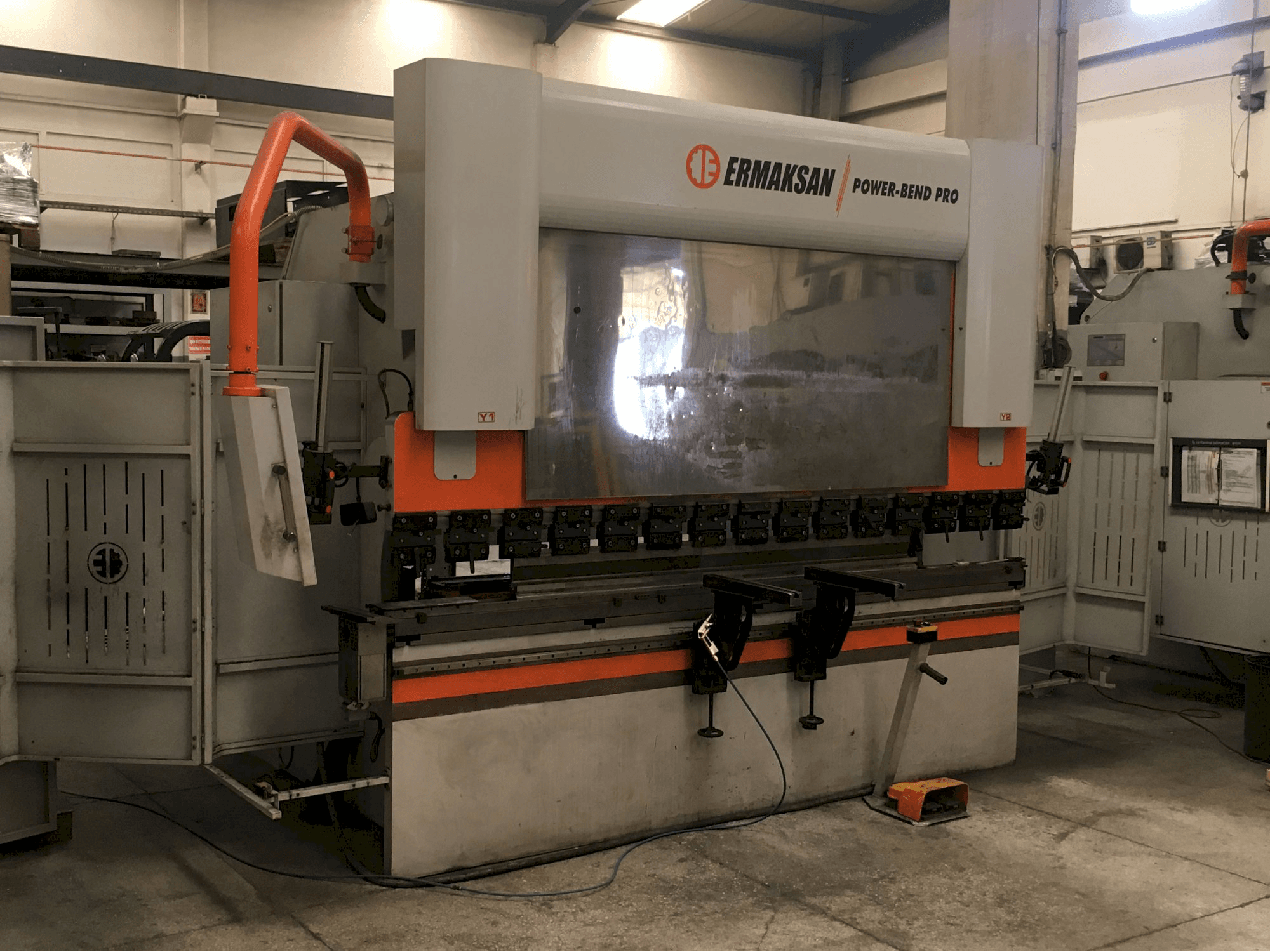 ERMAKSAN-maskinen sedd från vänsterPOWER-BEND PRO 3100x135