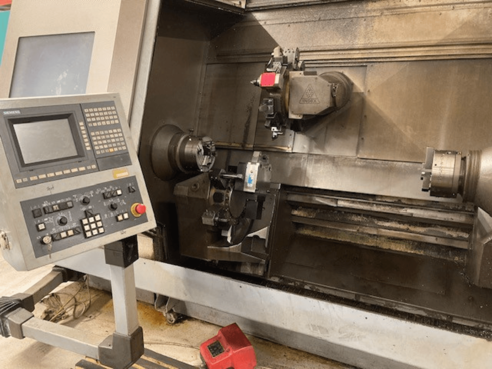 Horisontell svarv Index G300 L YB med kontrollpanel, synlig chuck och arbetsområde, vy framifrån.