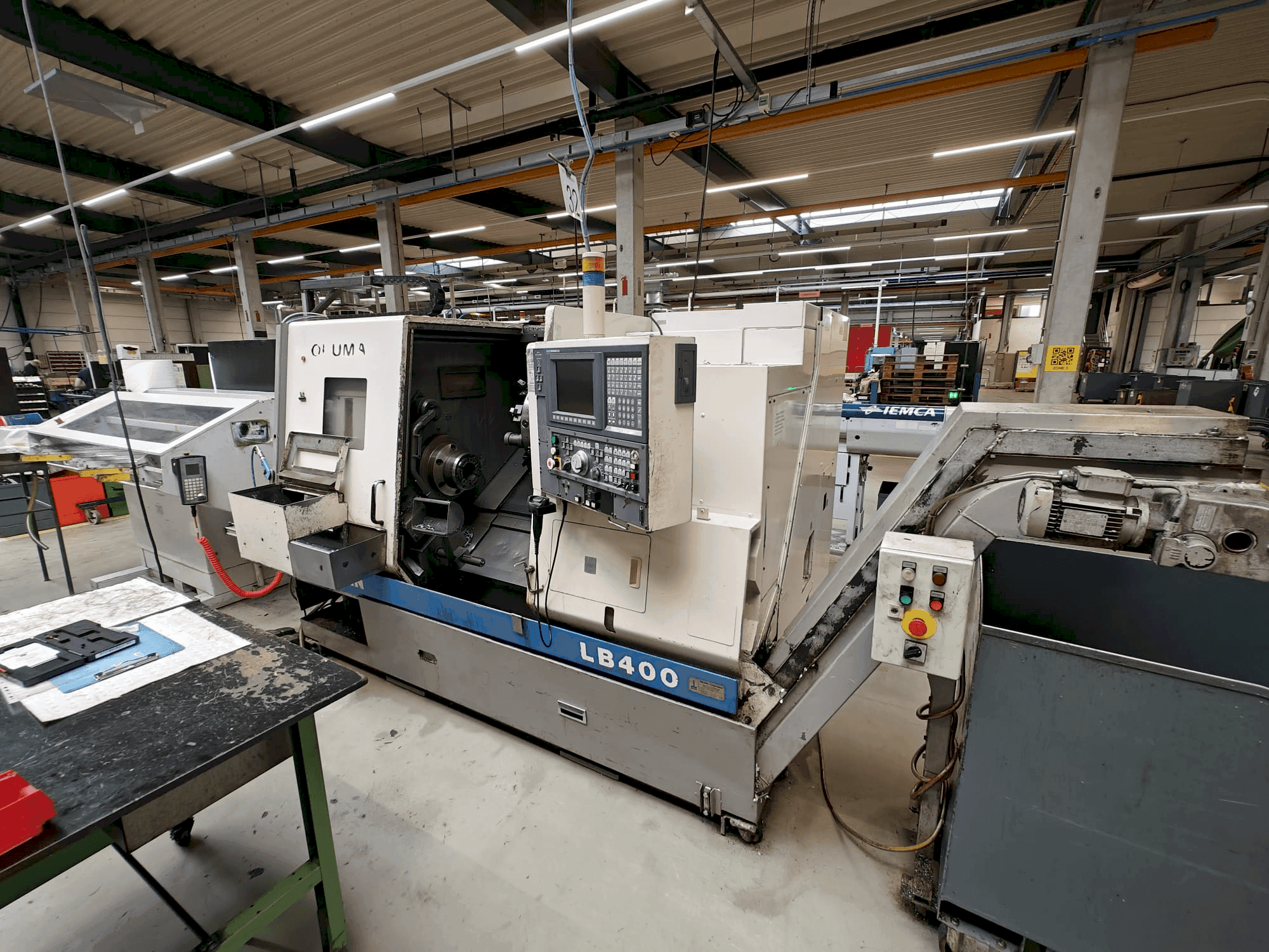 Okuma LB400-maskinen framifrån