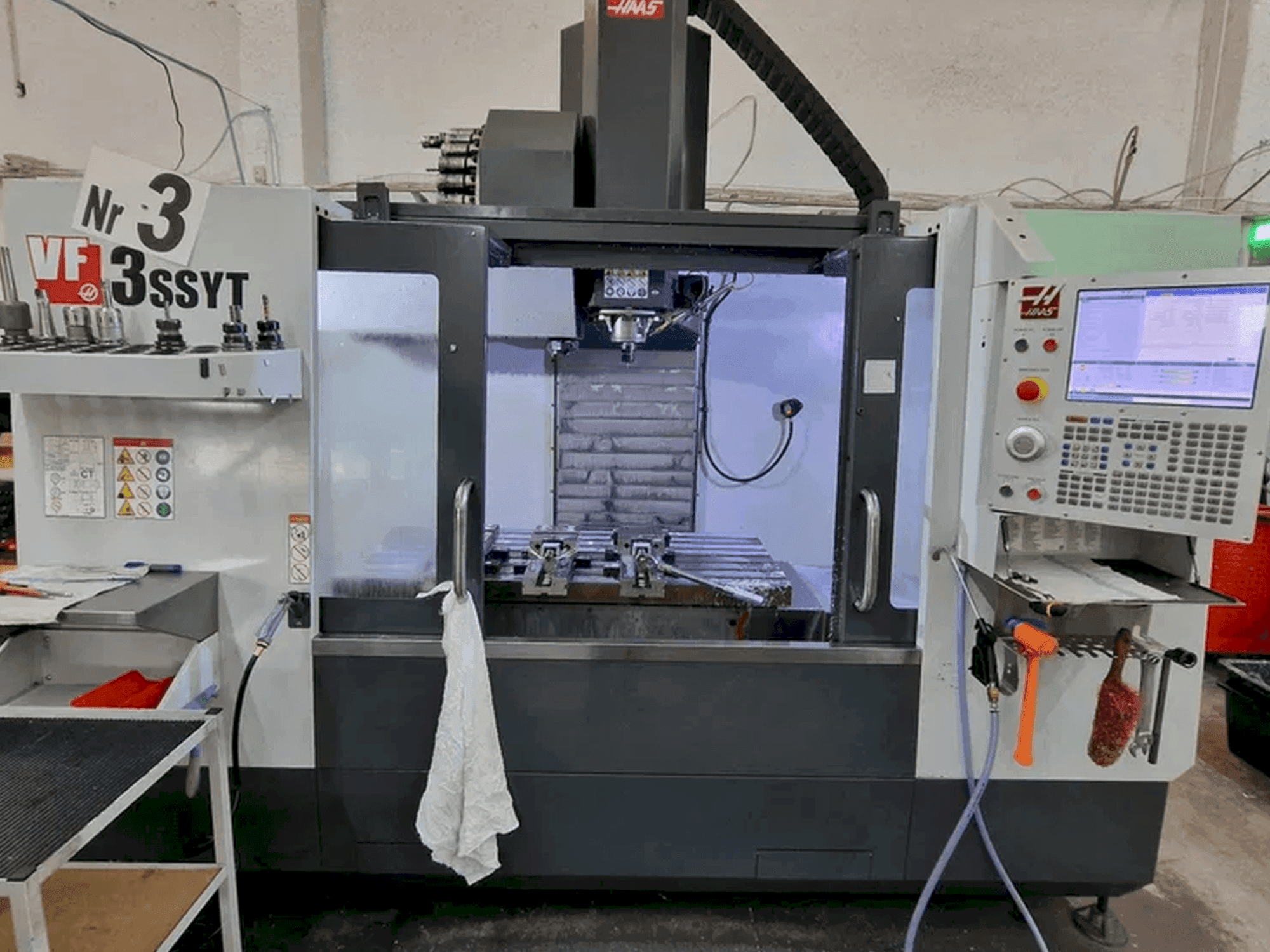 HAAS VF-3 SSYT-maskinen framifrån