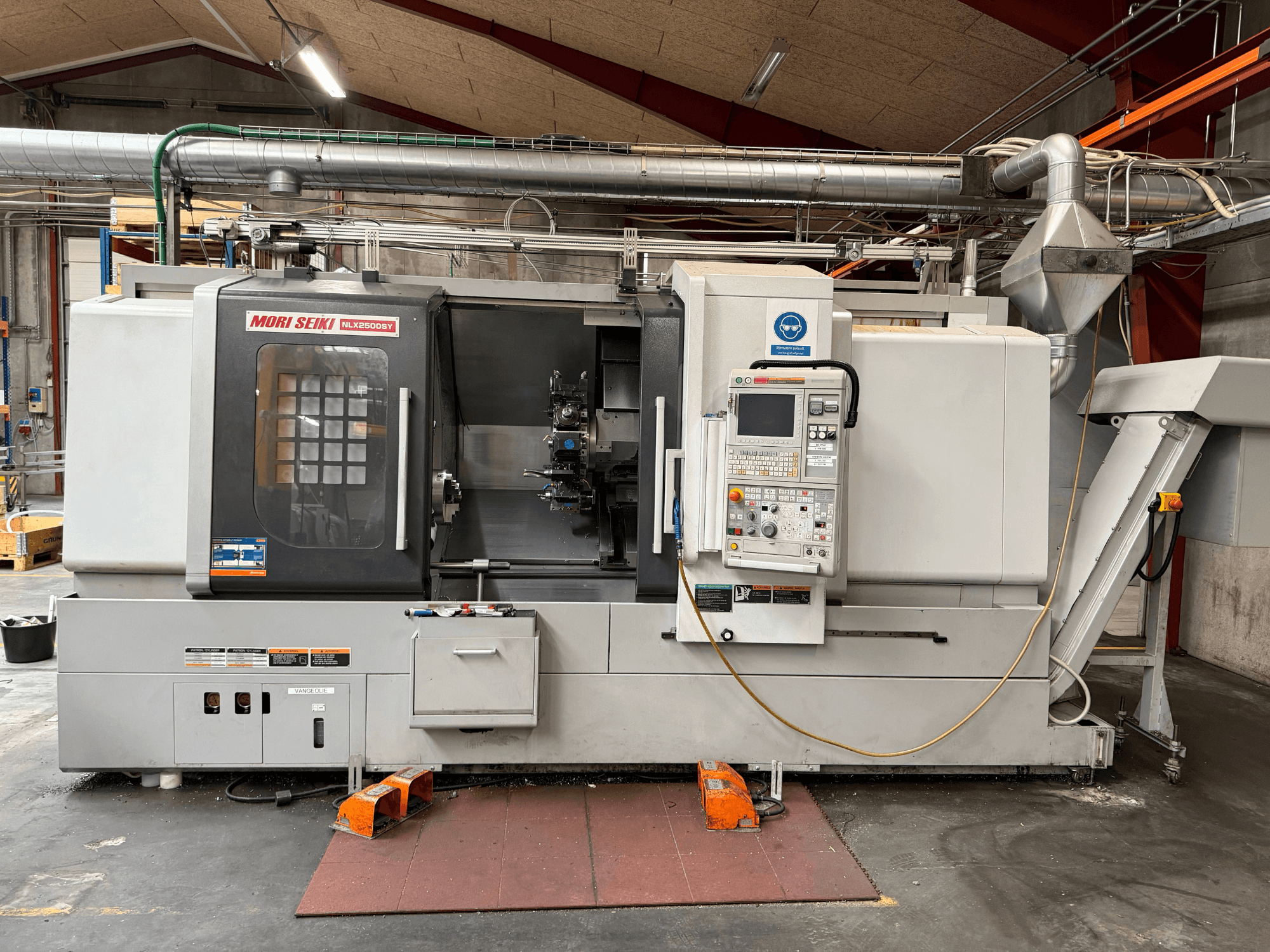 DMG MORI NLX2500SY/1250 horisontell svarv, framifrån, med kontrollpanel och driftskomponenter.