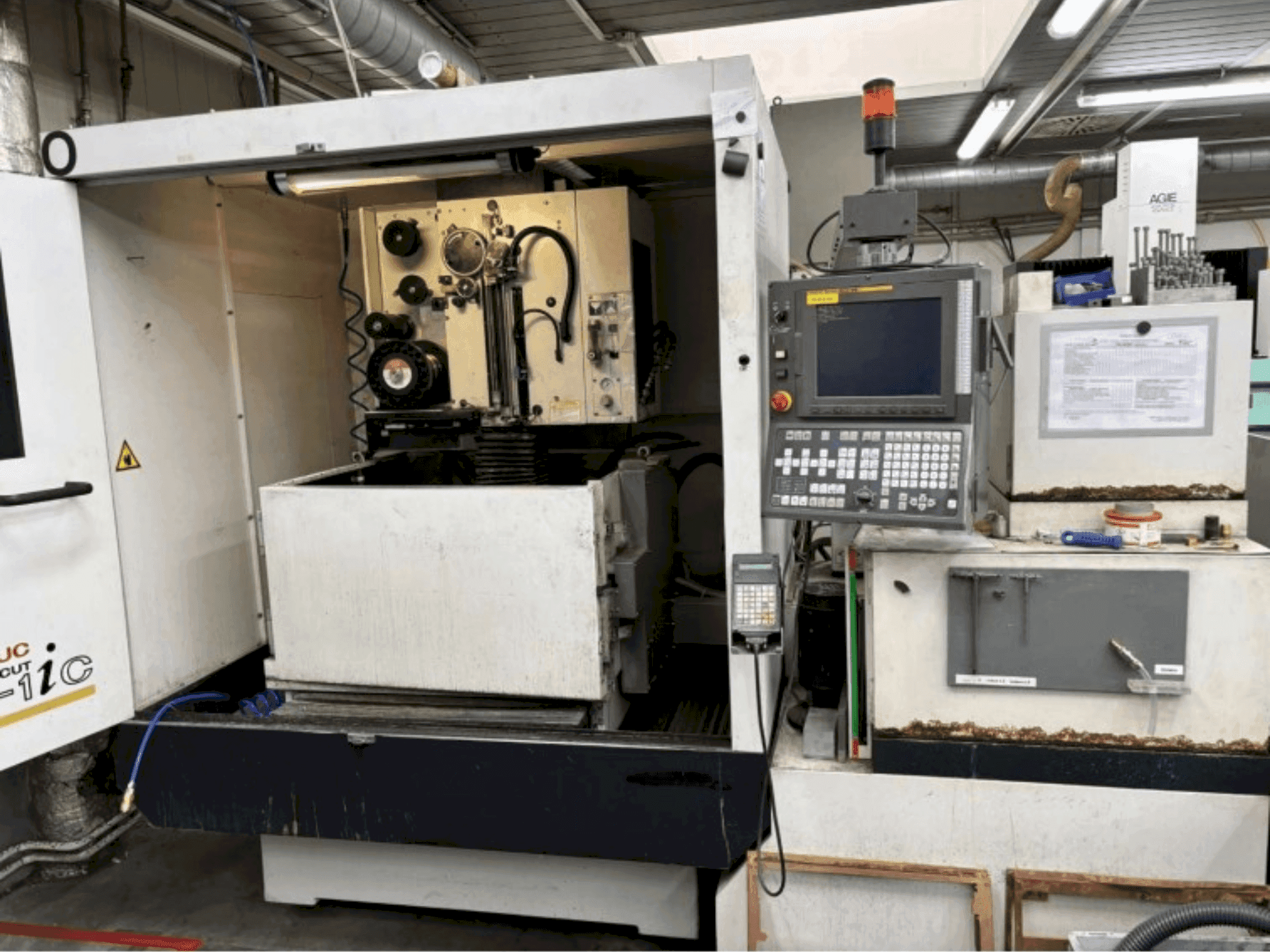 FANUC ROBOCUT alpha-1iC-maskinen framifrån