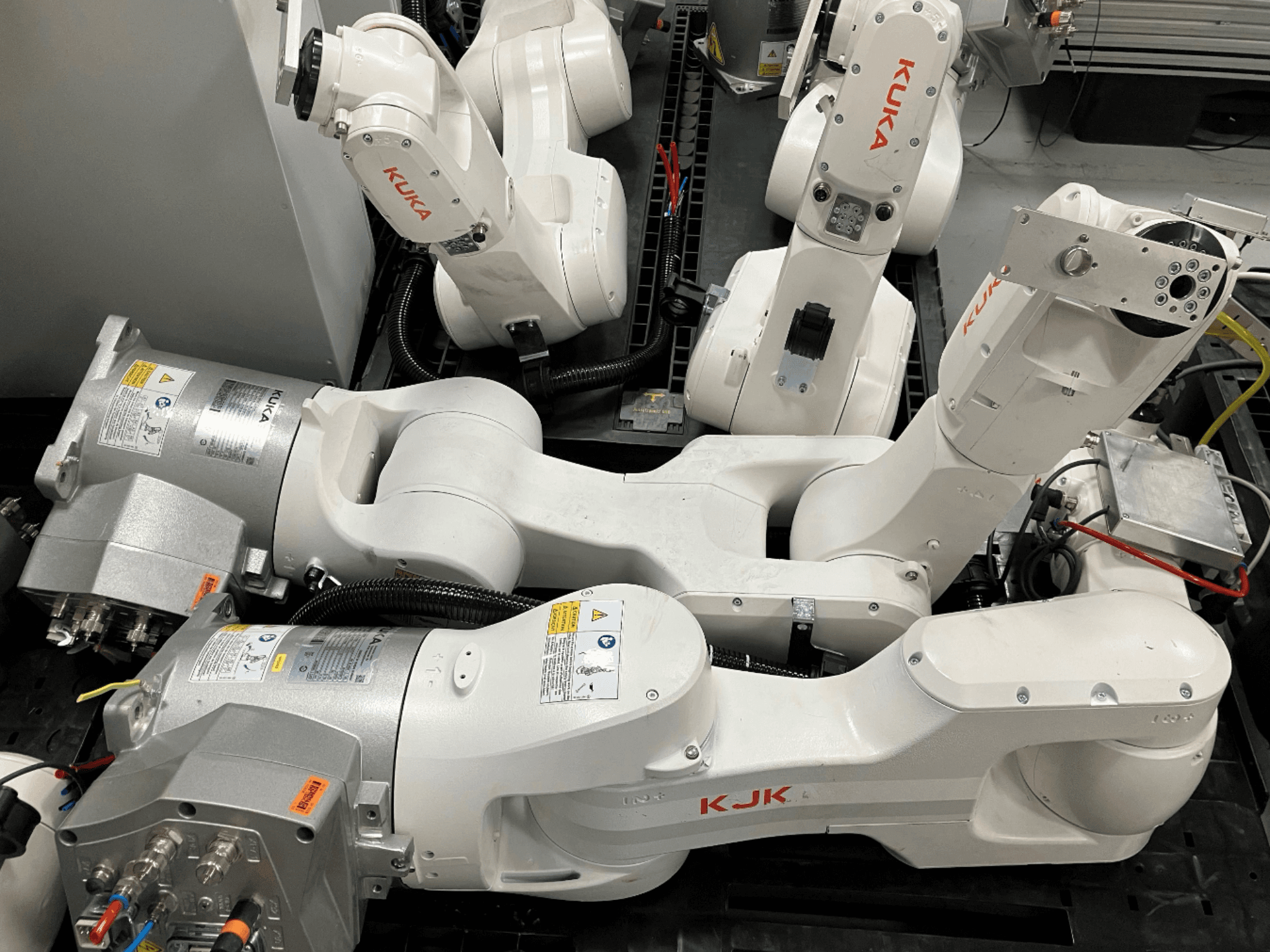 KUKA KR 10 R900 CR robotarm i sidovy, som visar ledstrukturen, motorerna och kabeldragningsdetaljerna.