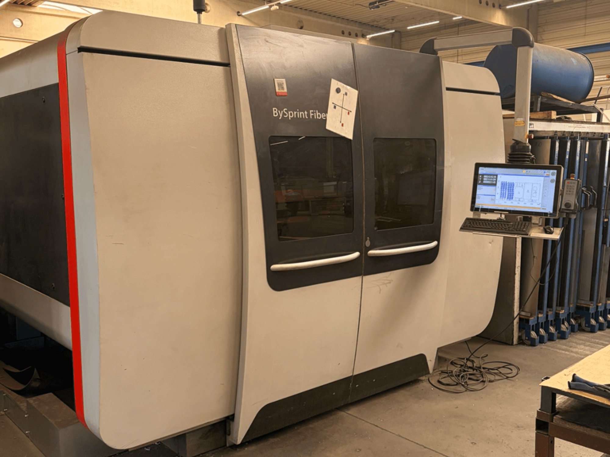 Bystronic BySprint Fiber 3015, framifrånvy av fiberlaserskärmaskin med pekskärmskontrollpanel och industriell miljö.