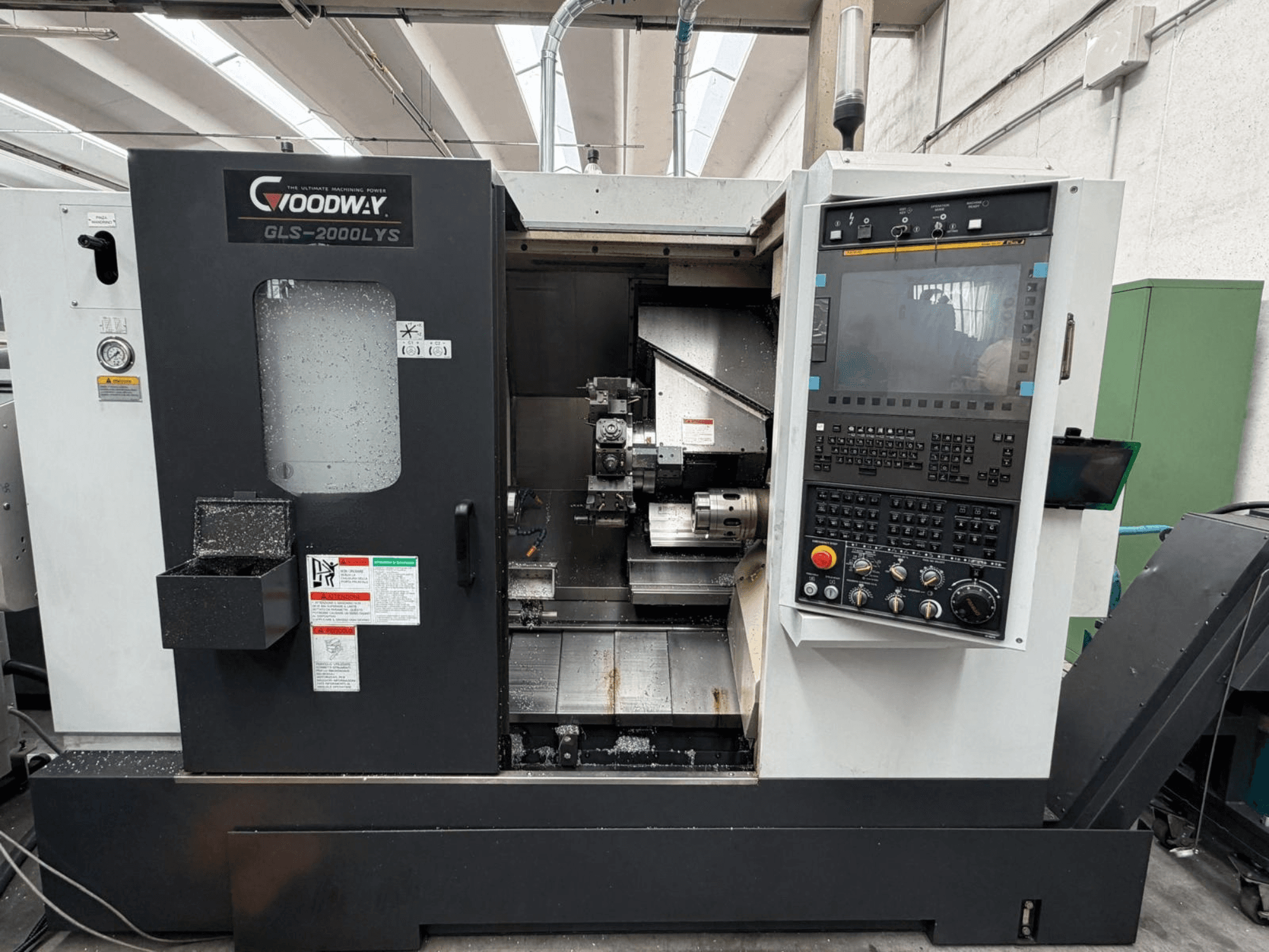 Goodway GLS-2000LYS horisontell svarv sedd framifrån, med kontrollpanel och synliga metallspån.