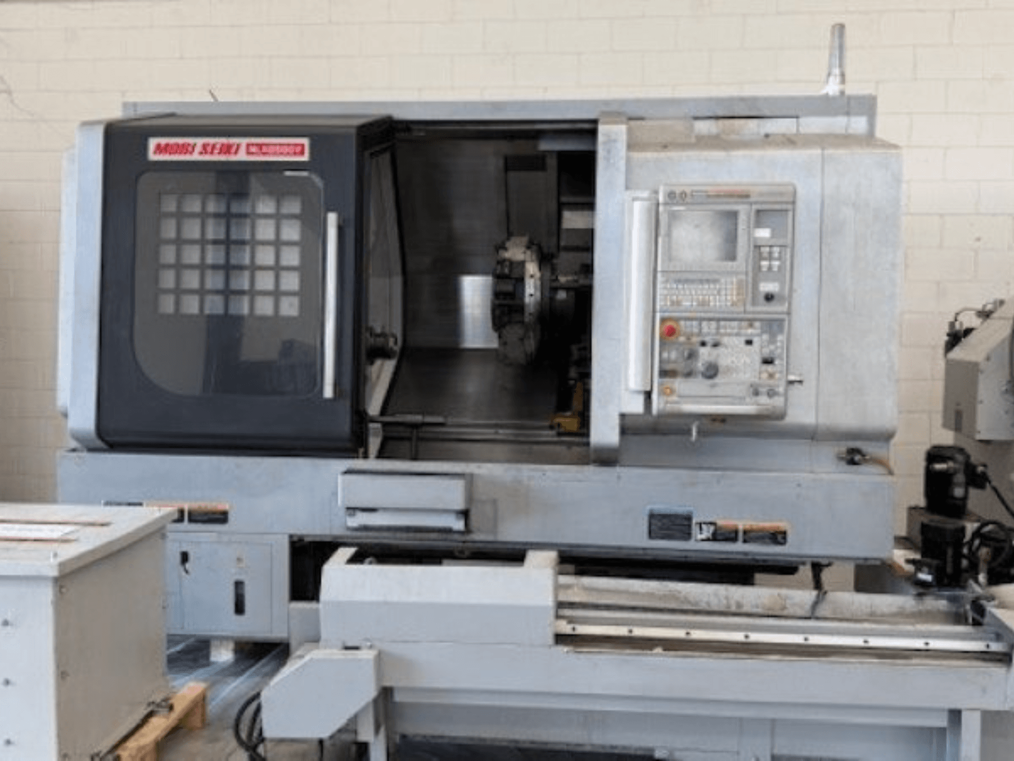 MORI SEIKI NLX 2500Y horisontell svarv, framifrån, visar kontrollpanelen och arbetsområdet.