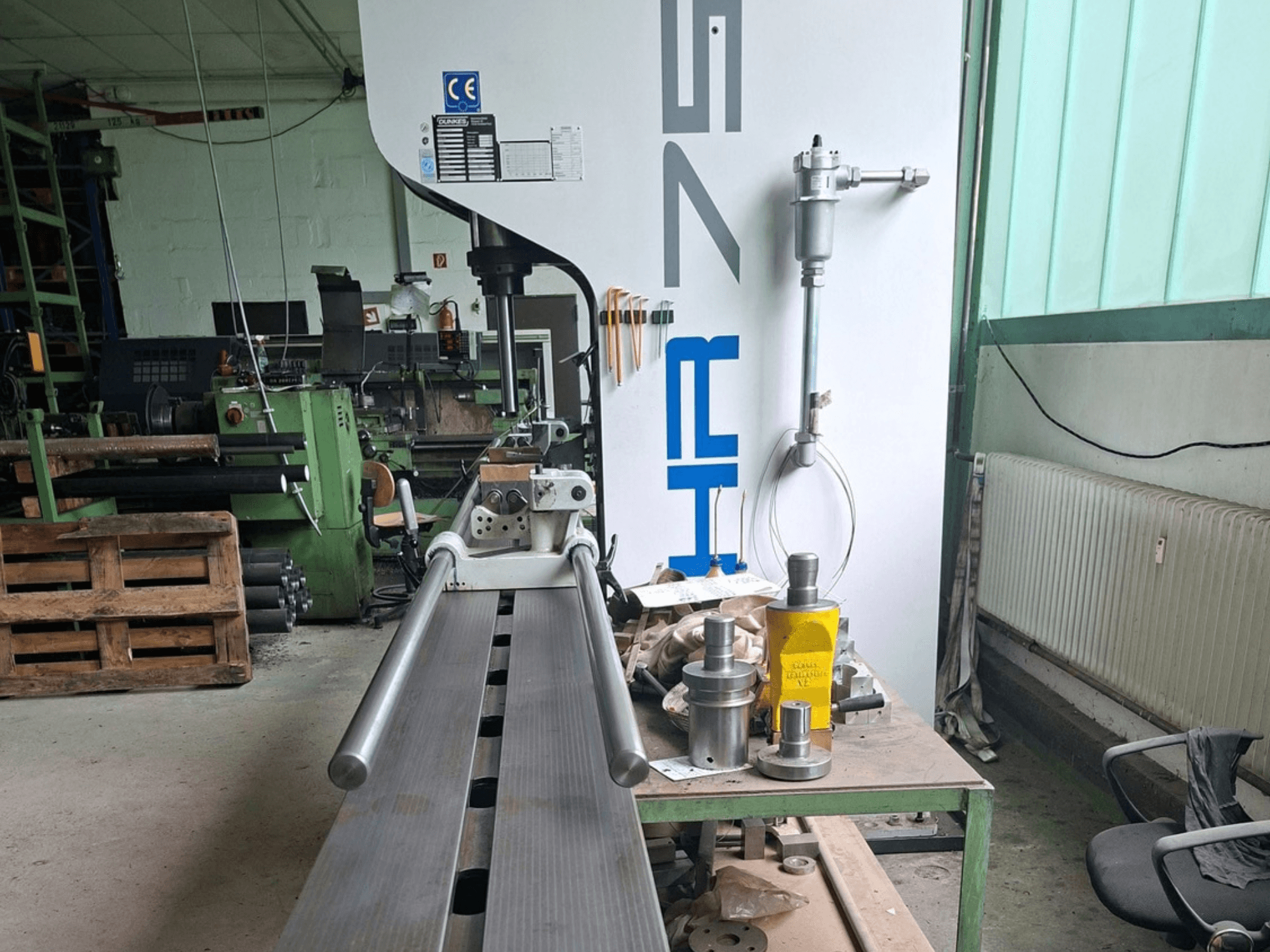 Dunkes HR75 metallpress i verkstaden, sidovy som visar profilen och verktygen runt omkring på bordet.