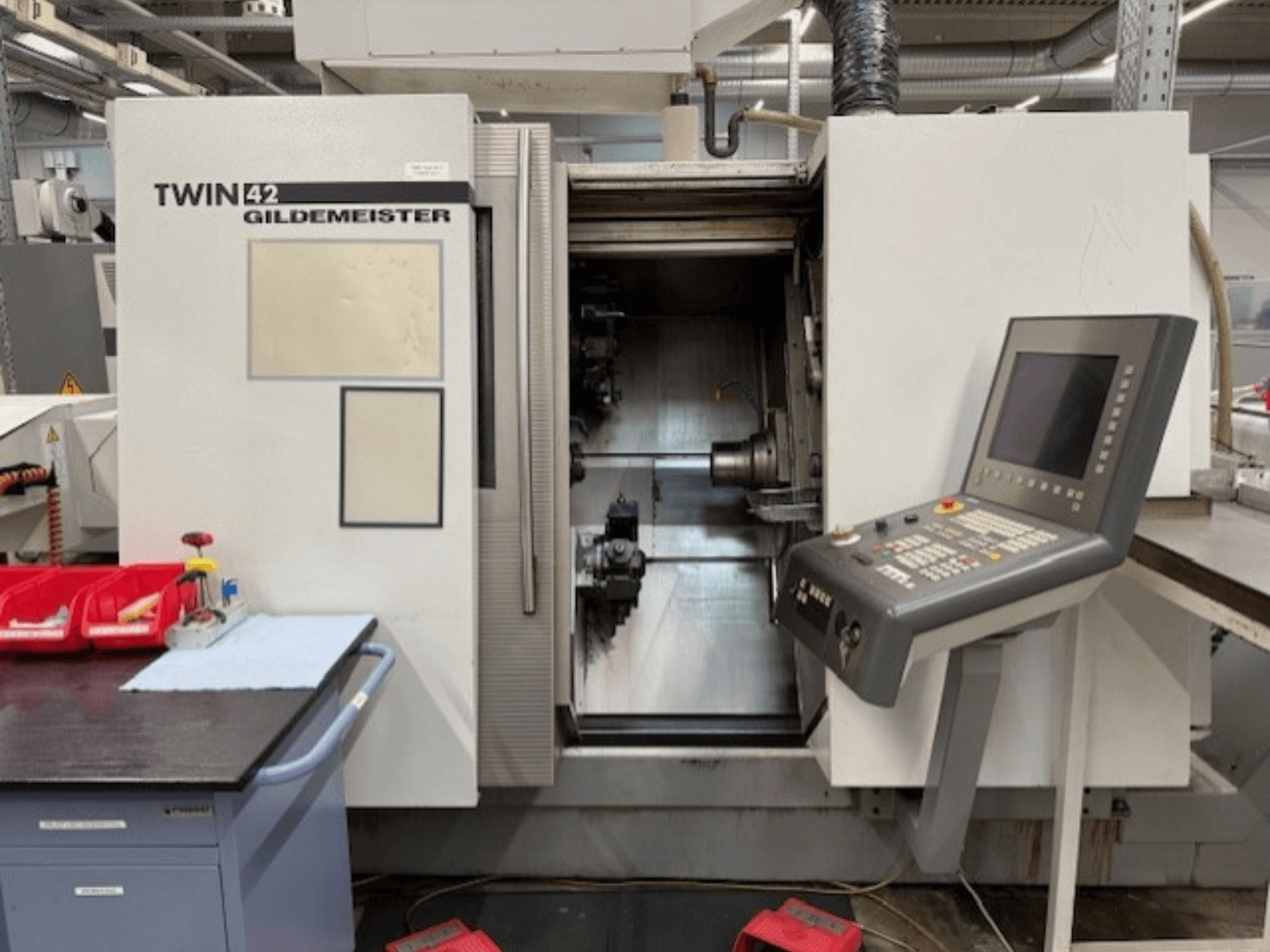 Gildemeister TWIN 42 horisontell svarv; framifrån sett med kontrollpanelen och den öppna spindelkammaren.