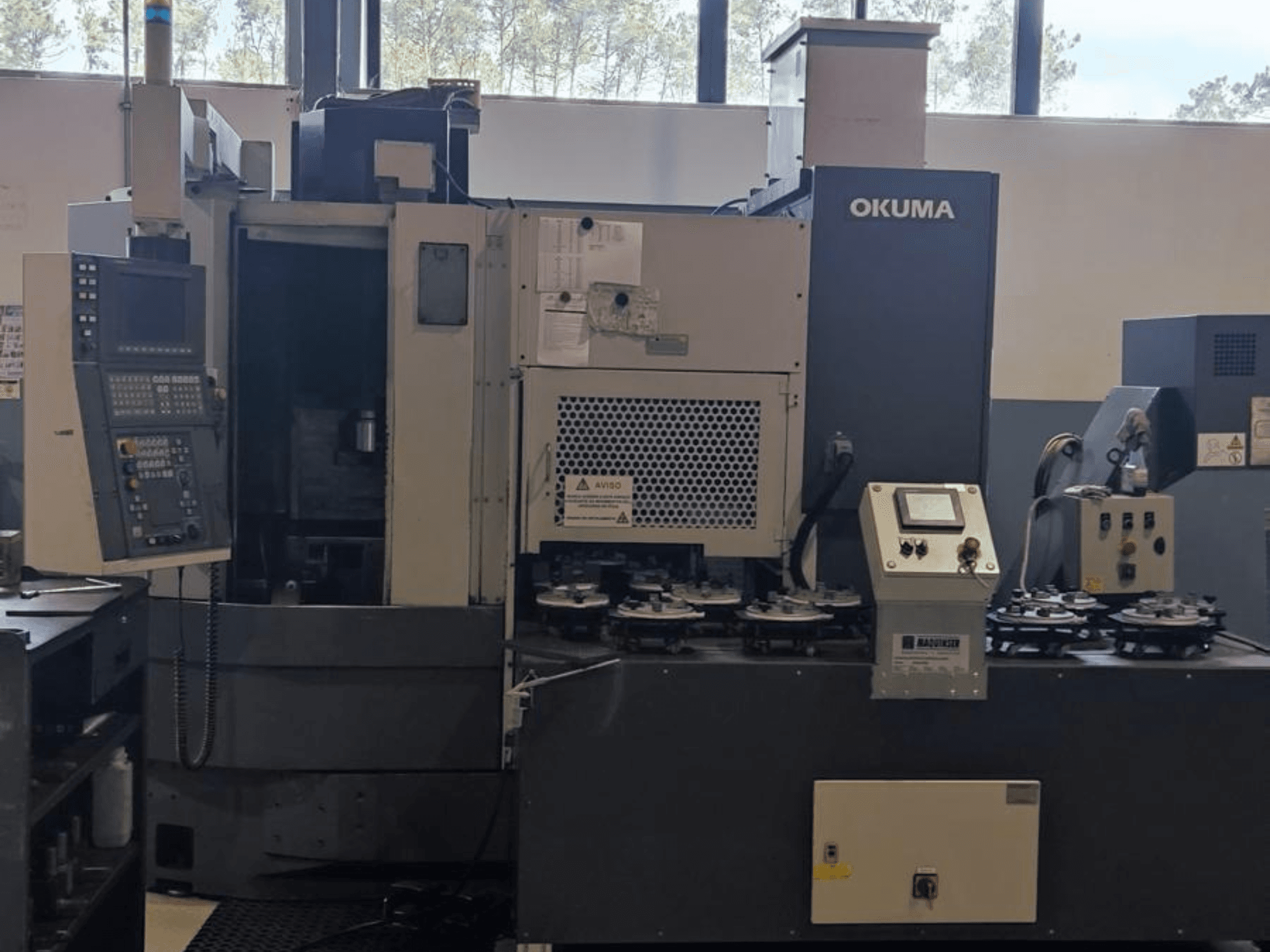 Okuma LVT300 vertikal svarv i frontvy, med kontrollpanel, verktygshållare och bearbetningsområde.