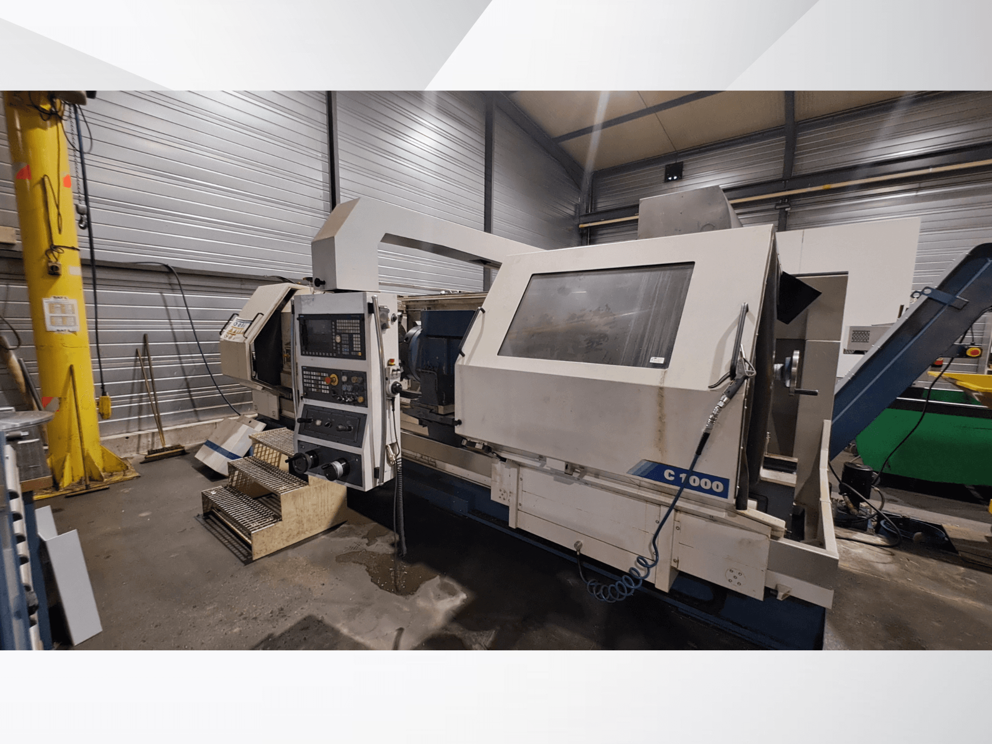 Romi C1000 horisontell svarv i en verkstad, med kontrollpanel, spindel och operativa komponenter från sidan.