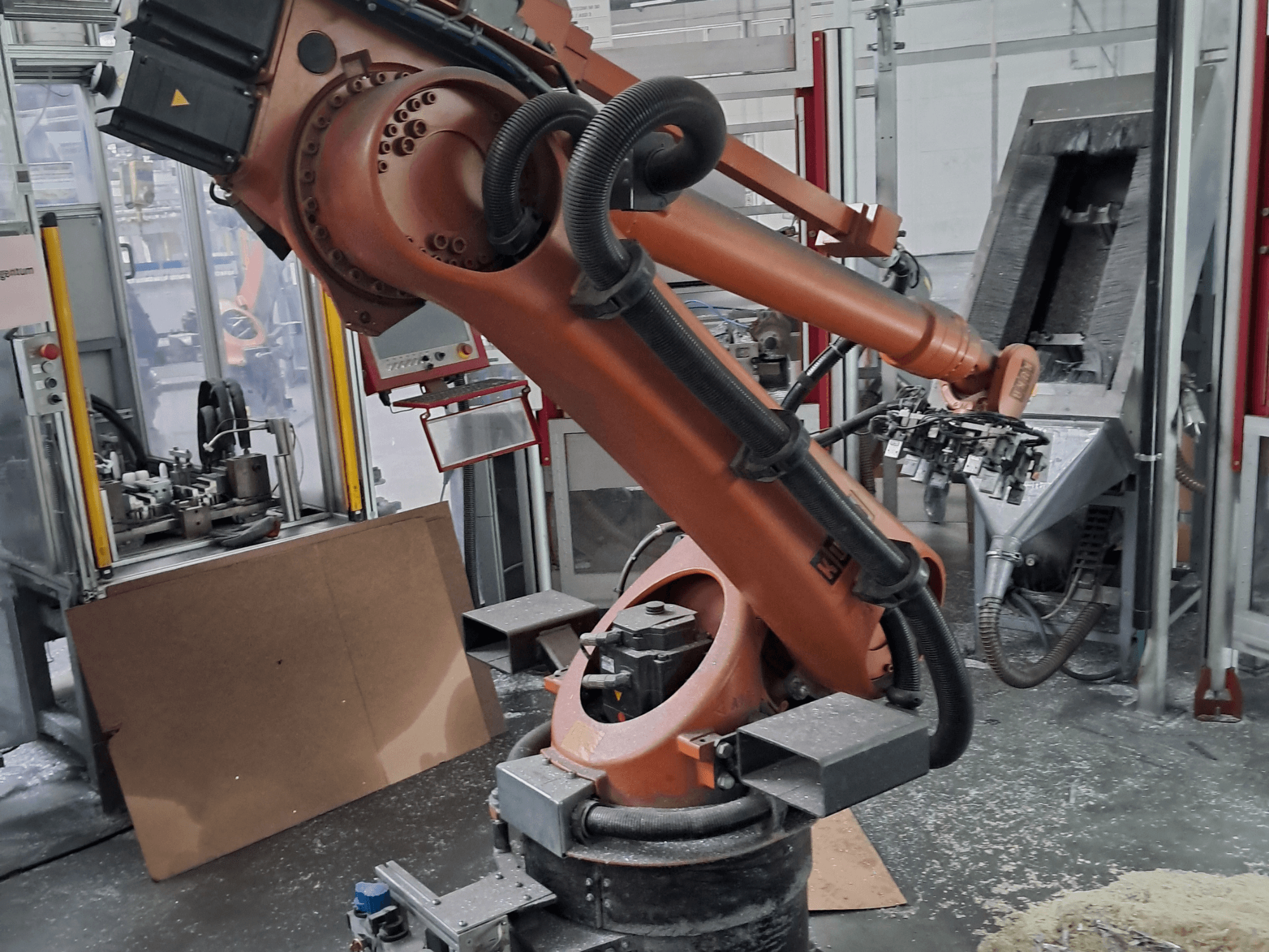 Robotarmen KUKA KR 30 L 16-2 i en verkstad, sett framifrån. Den har ledade fogar och en industriell arbetsmiljö i bakgrunden.
