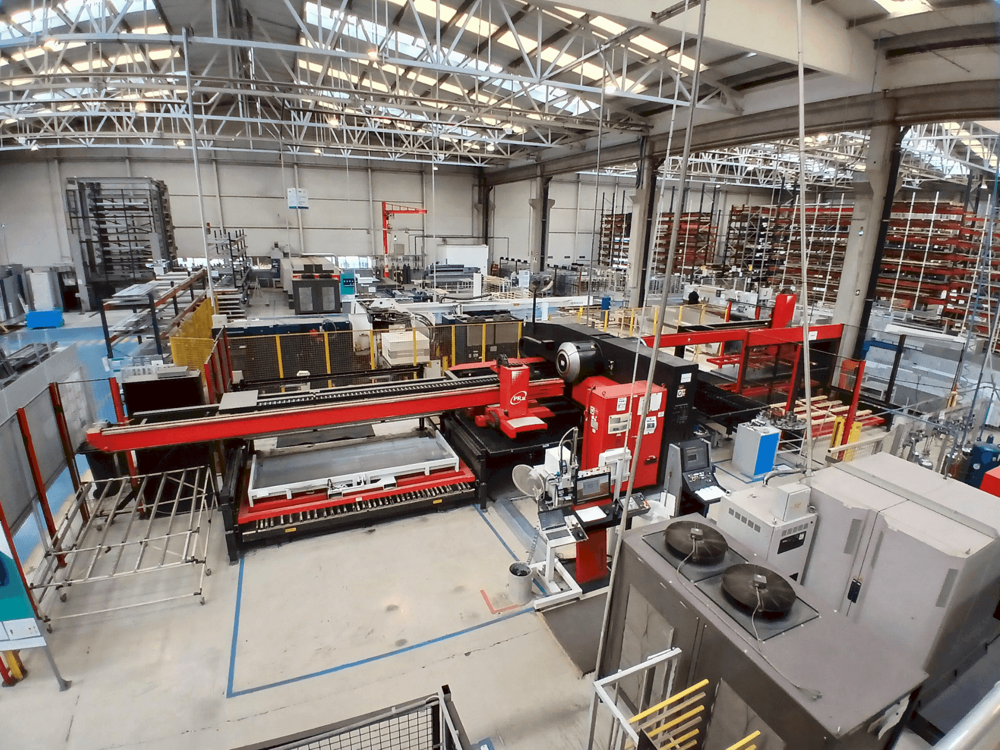 AMADA EMZ 3612 M2-maskinen framifrån