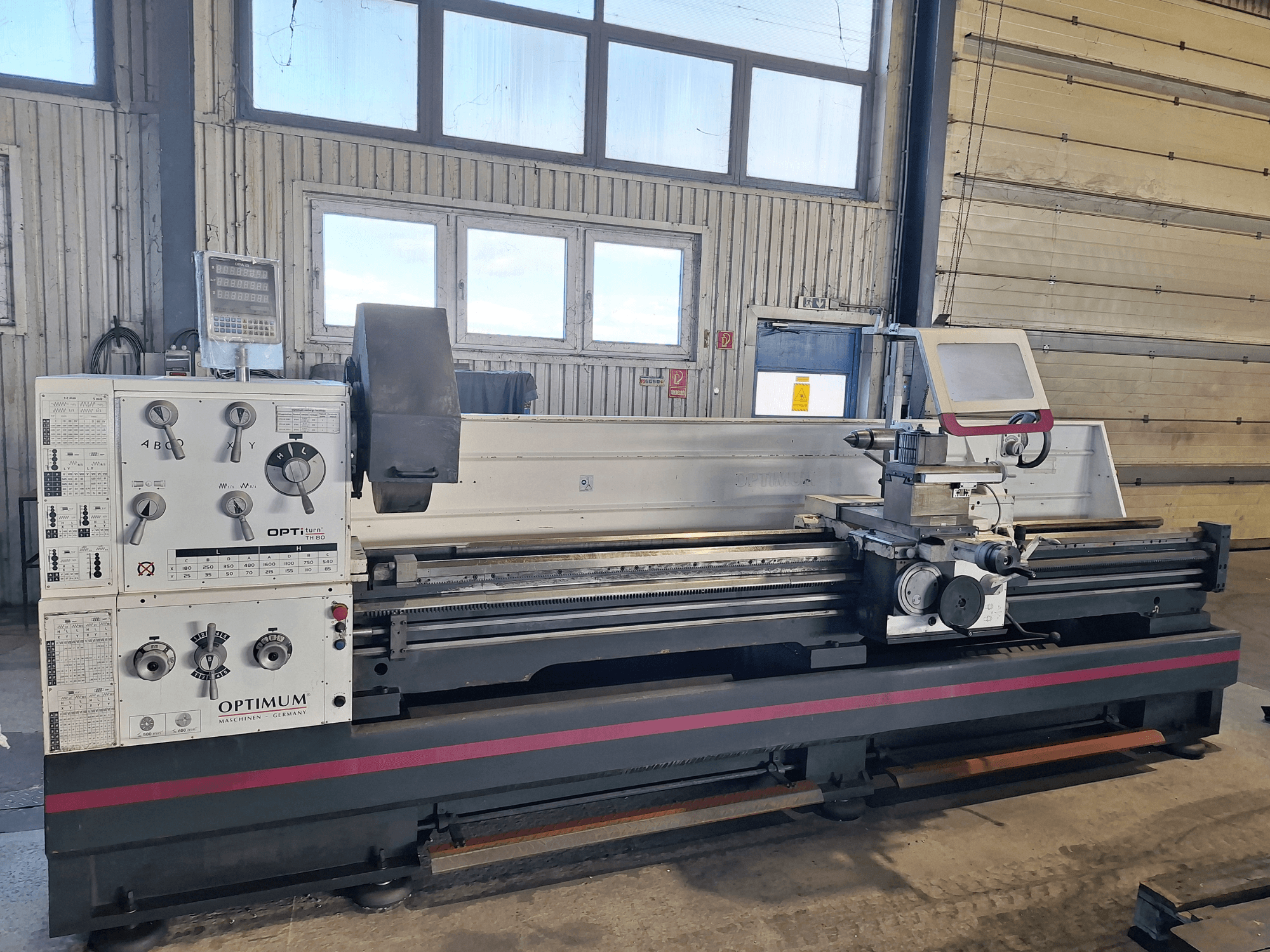 Optimum OptiTurn TH 8030D horisontell svarv i sidovy, med kontrollpanel, verktygshållare och robust bas.