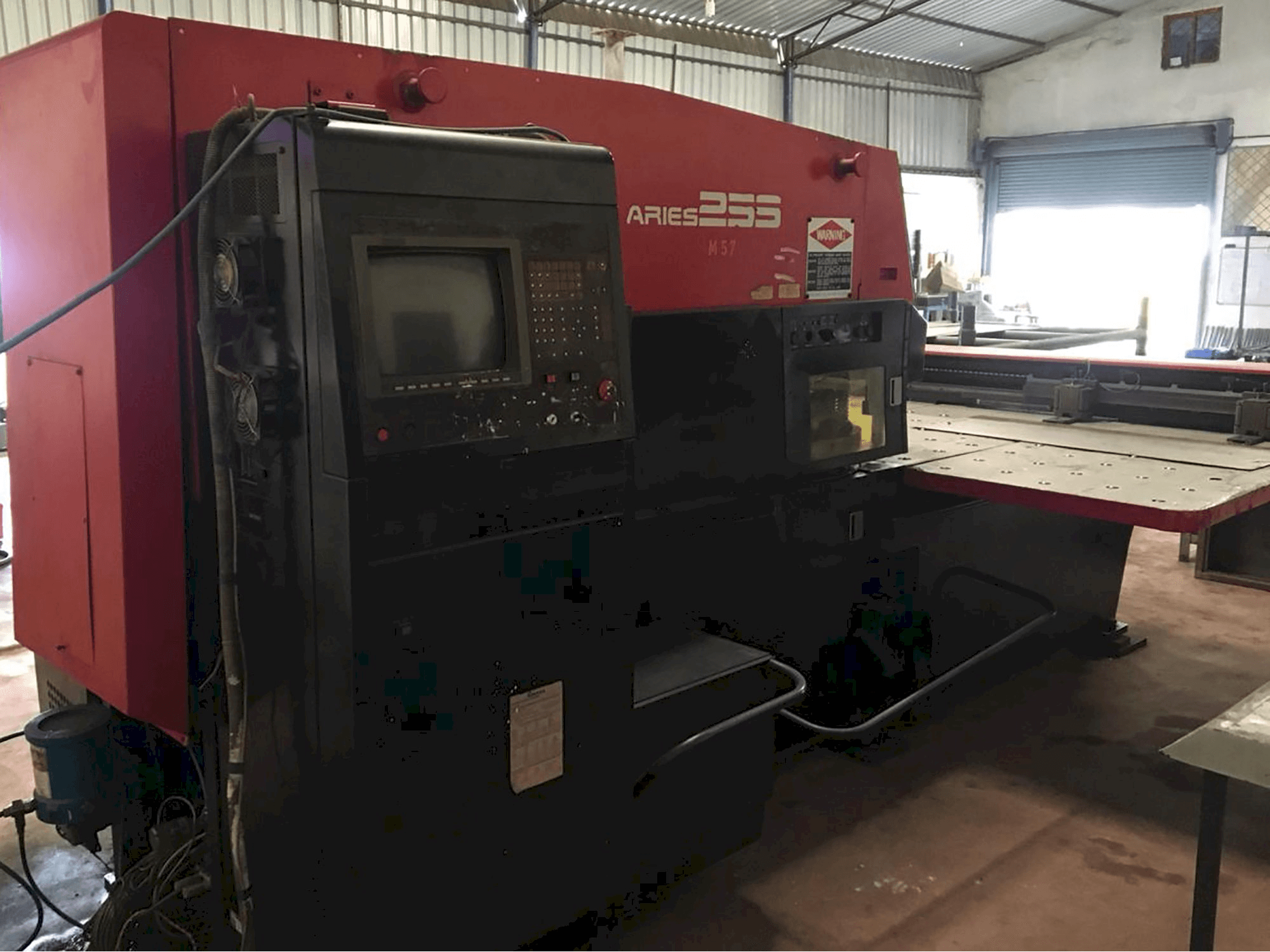 AMADA-maskinen sedd från vänsterARIES 255