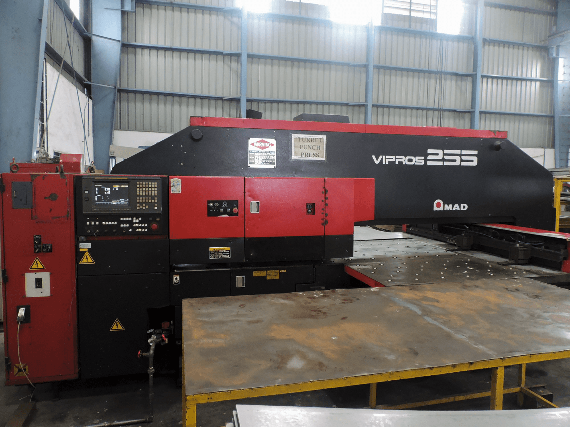 AMADA-maskinen framifrånVipros 255