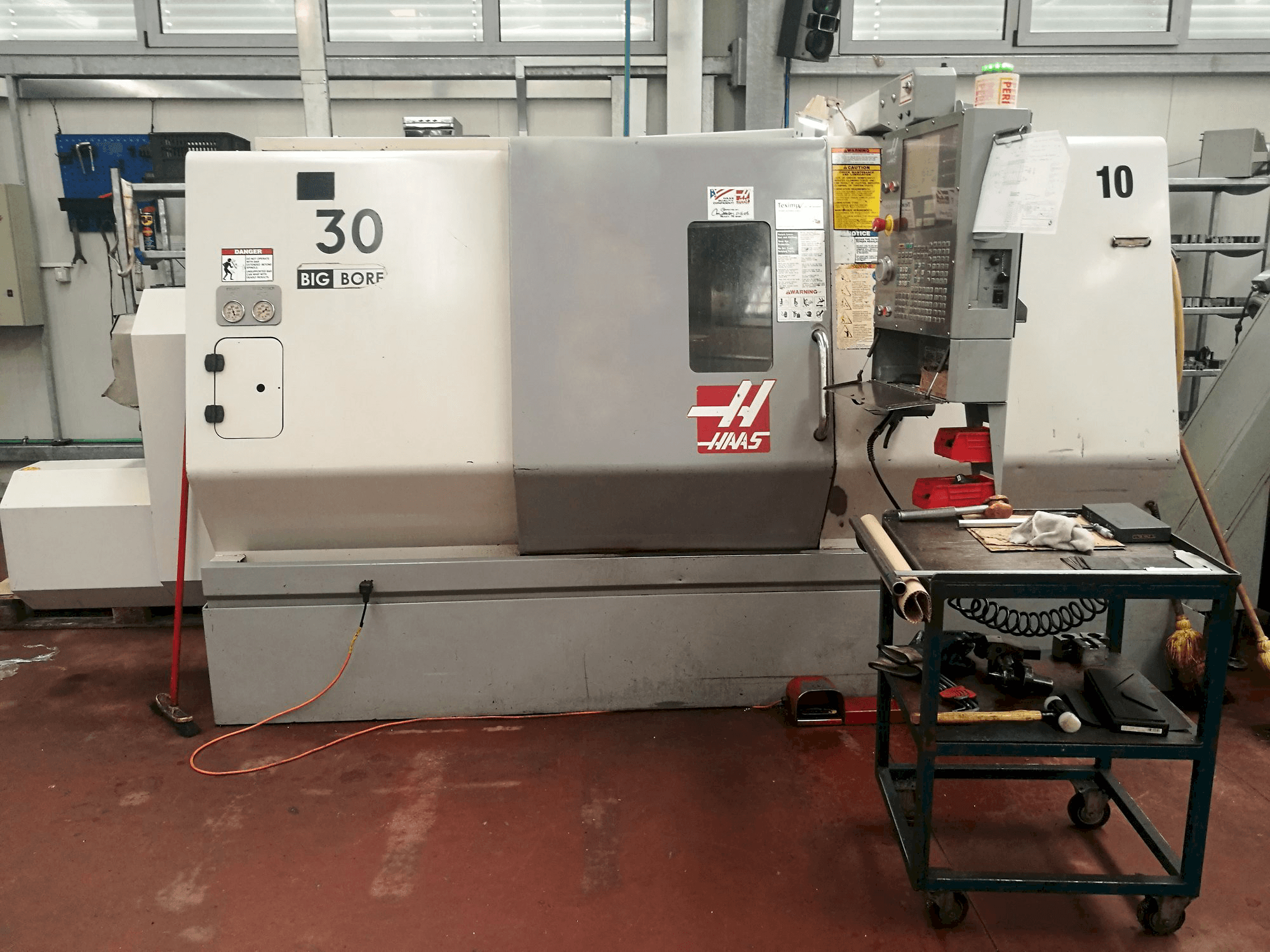 HAAS SL-30THBE-maskinen framifrån