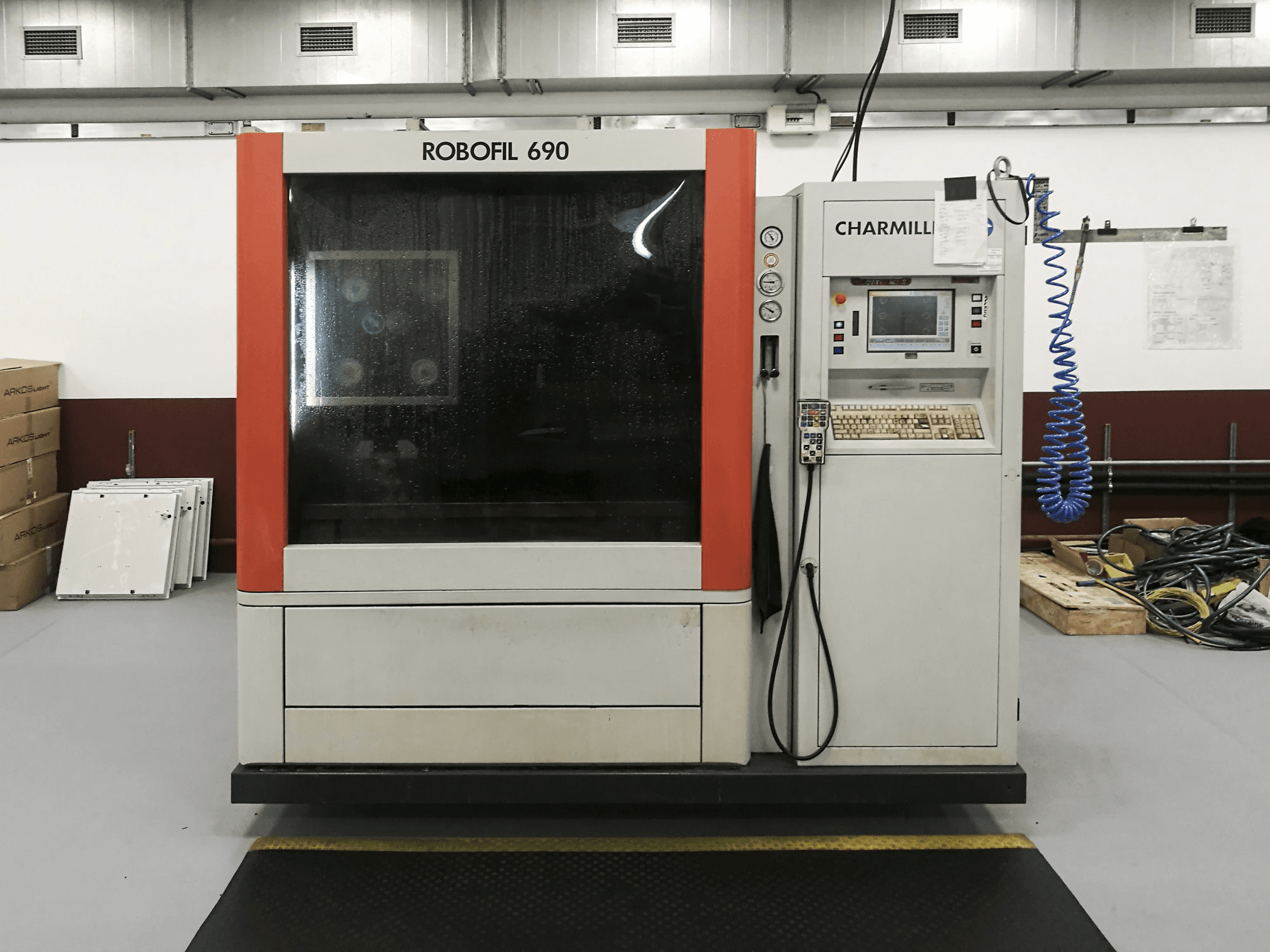 CHARMILLES-maskinen framifrånROBOFIL 690