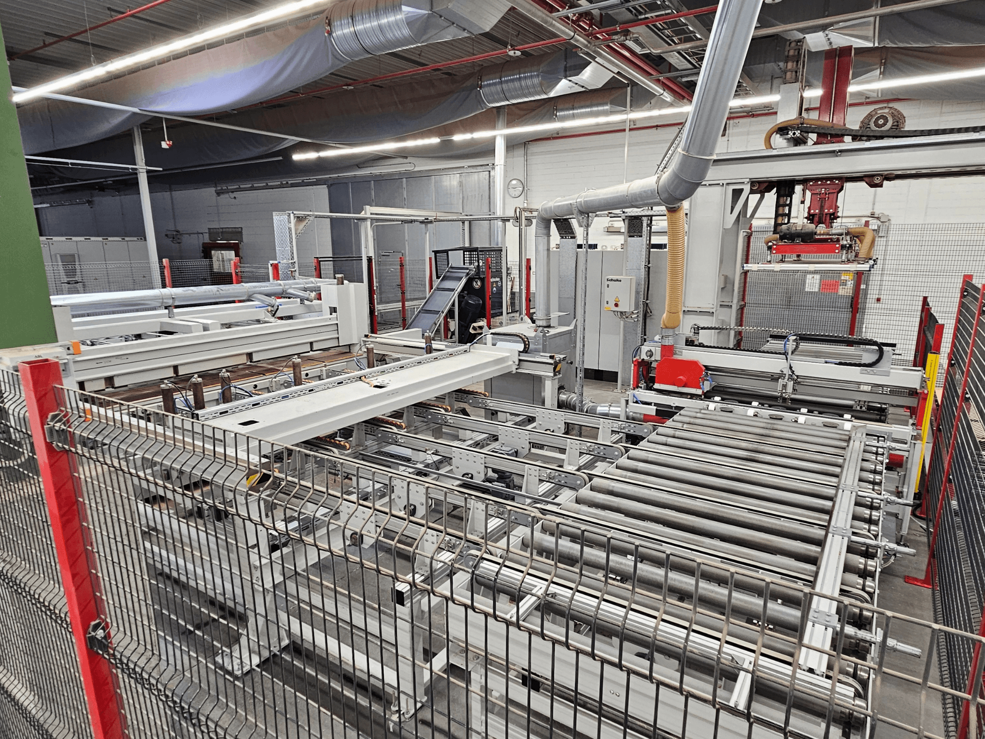 HOLZMA HPP81-3200 panelsåg visad framifrån, med transportrullar och maskinkomponenter i verkstadsmiljö.