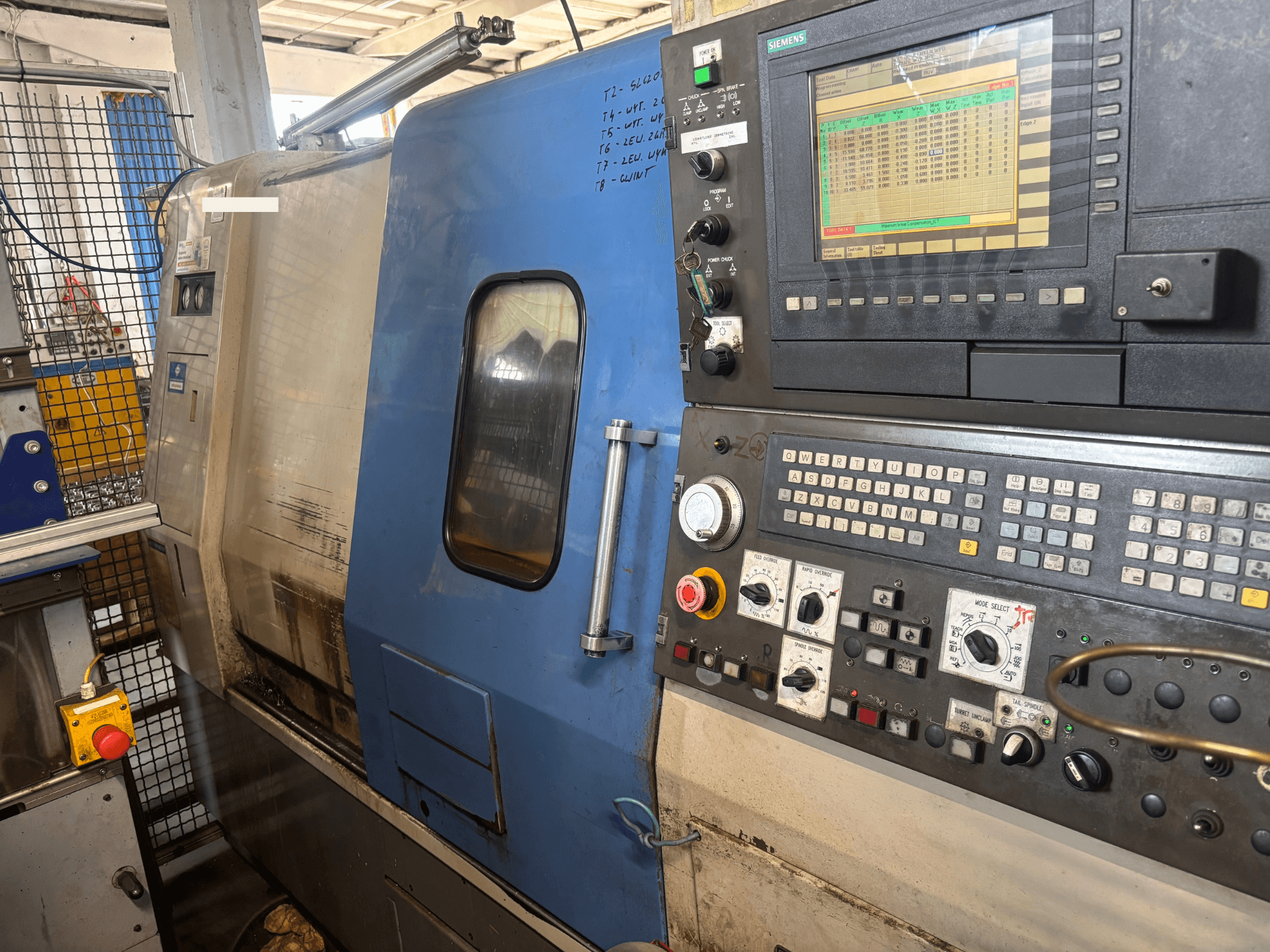Hyundai HIT-200C horisontell svarv, framifrån, med en styrpanel från Siemens och manöverknappar.
