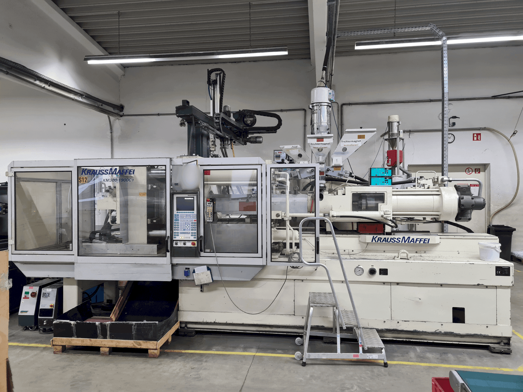 Krauss Maffei 300-1900 C1-maskinen framifrån