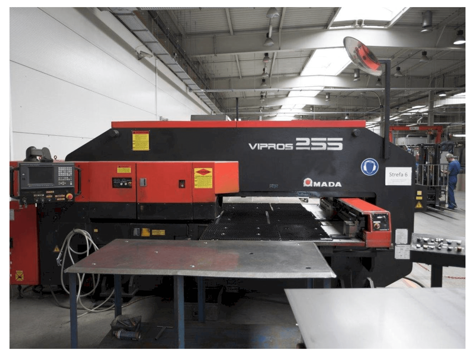 AMADA Vipros 255-maskinen framifrån