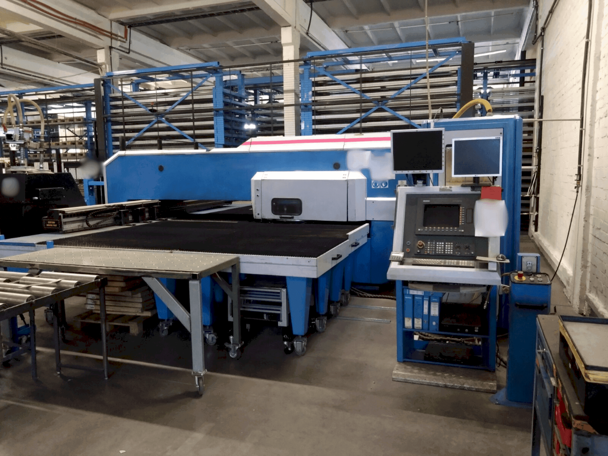 Finn-Power F6-25 5B-maskinen framifrån